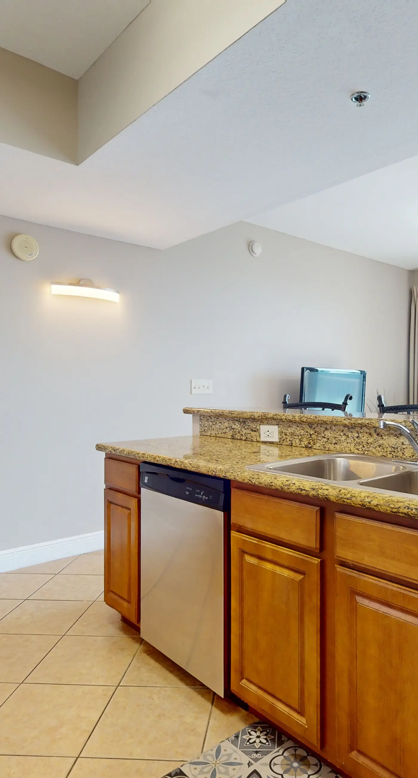 Well-appointed 15th-floor condo w/balcony, beach views, shared pool & tennis