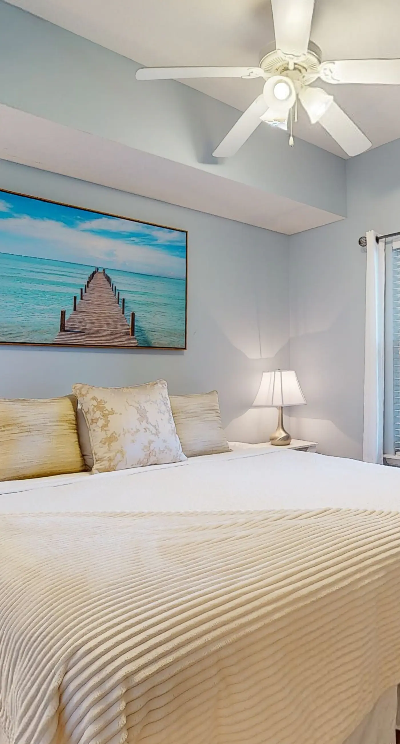 Well-appointed 15th-floor condo w/balcony, beach views, shared pool & tennis