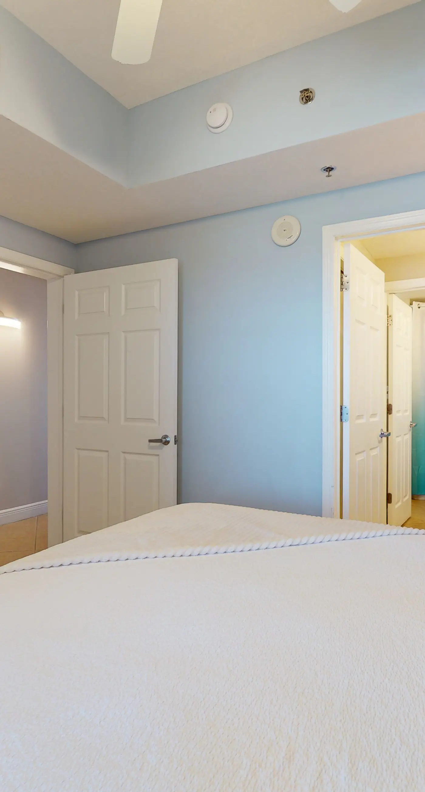 Well-appointed 15th-floor condo w/balcony, beach views, shared pool & tennis