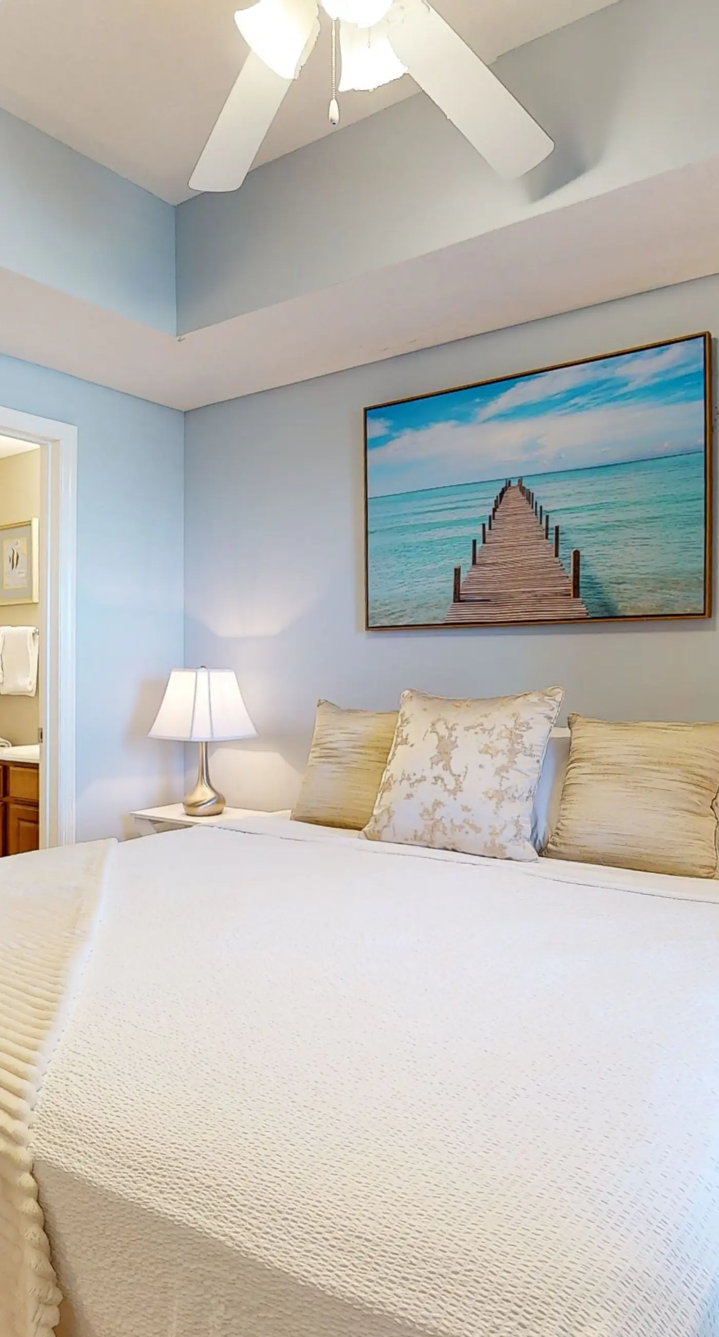 Well-appointed 15th-floor condo w/balcony, beach views, shared pool & tennis
