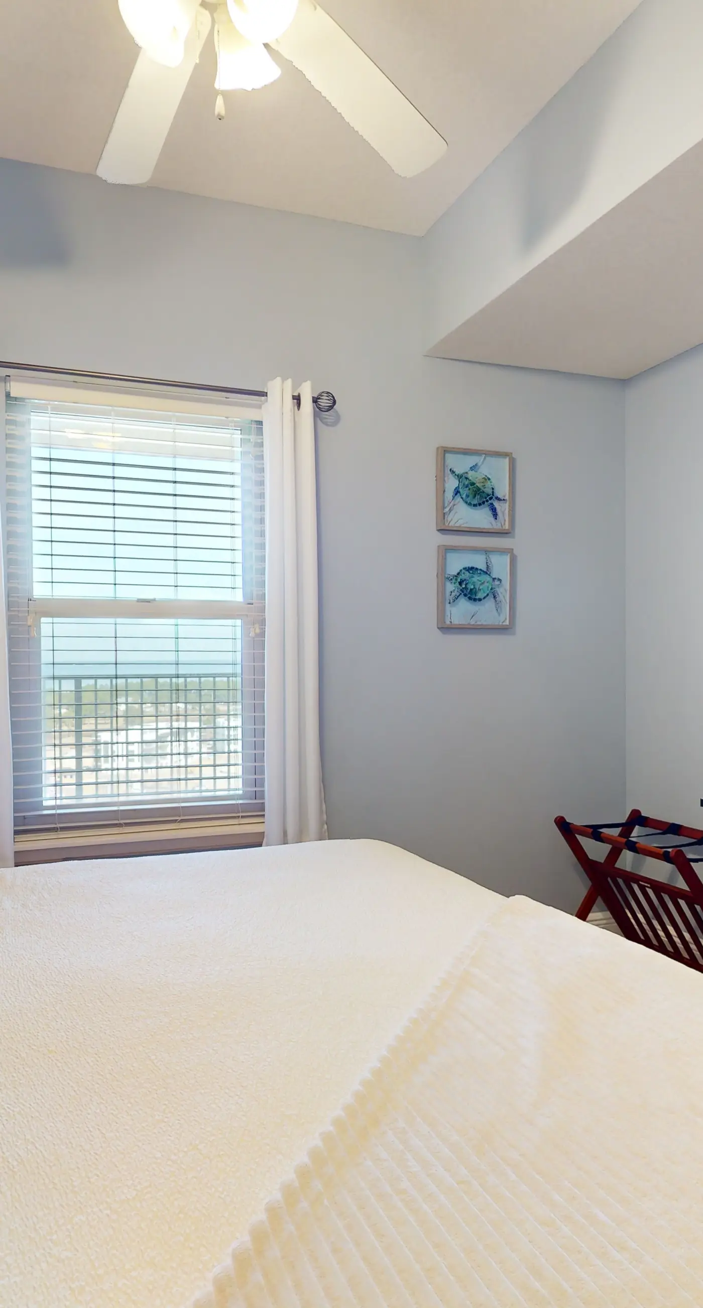 Well-appointed 15th-floor condo w/balcony, beach views, shared pool & tennis