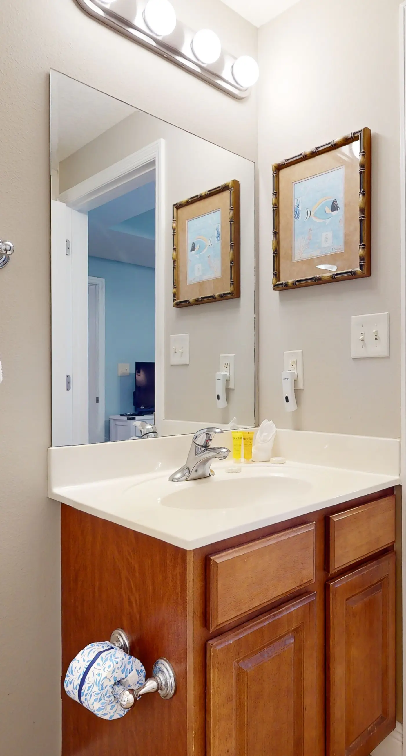 Well-appointed 15th-floor condo w/balcony, beach views, shared pool & tennis