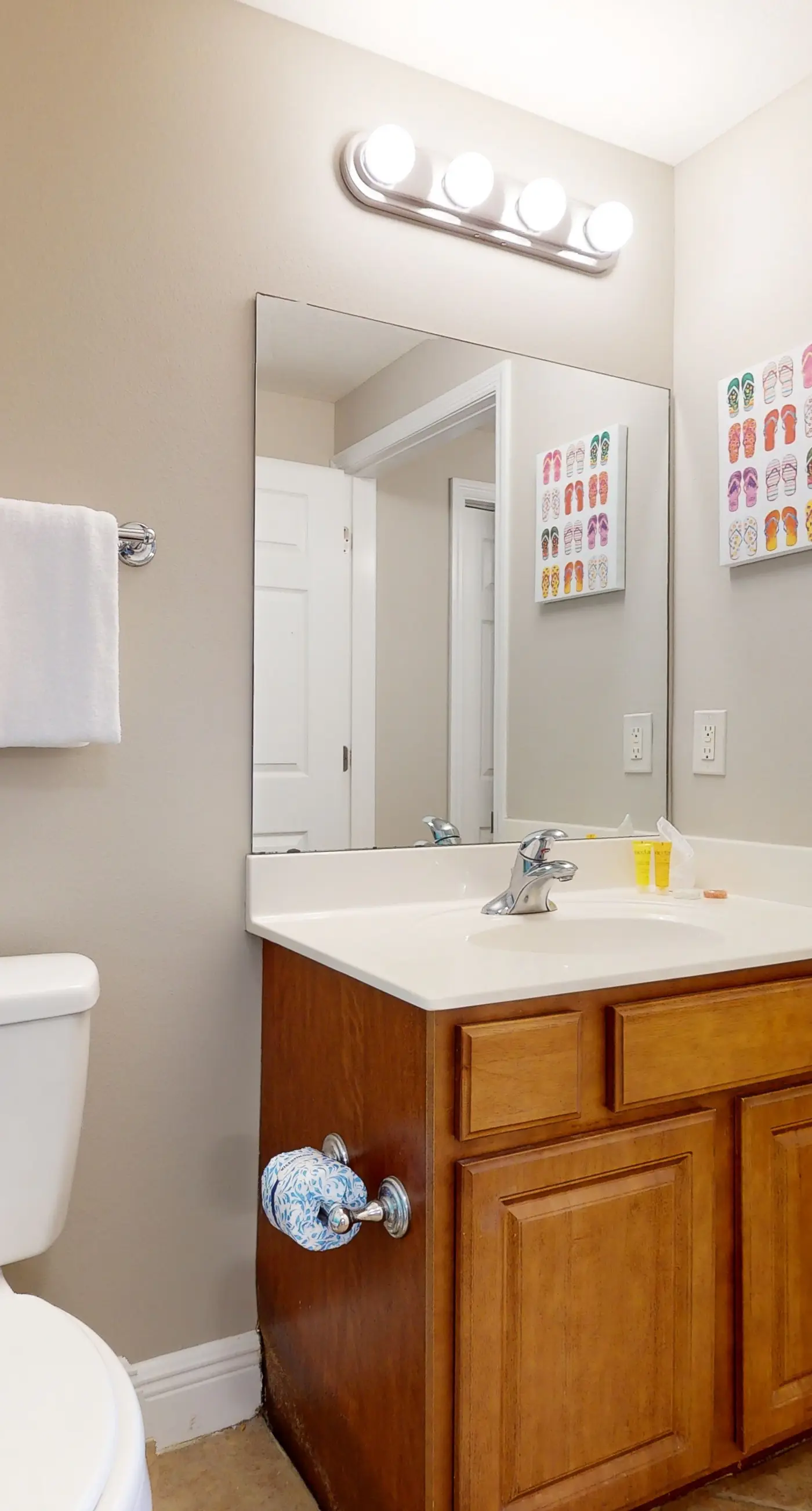 Well-appointed 15th-floor condo w/balcony, beach views, shared pool & tennis