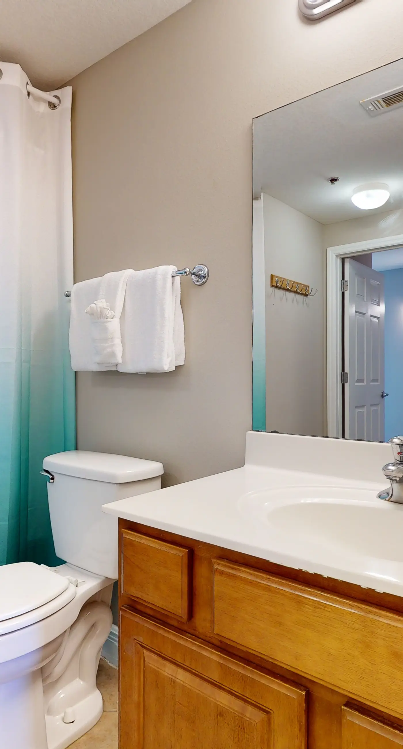 Well-appointed 15th-floor condo w/balcony, beach views, shared pool & tennis