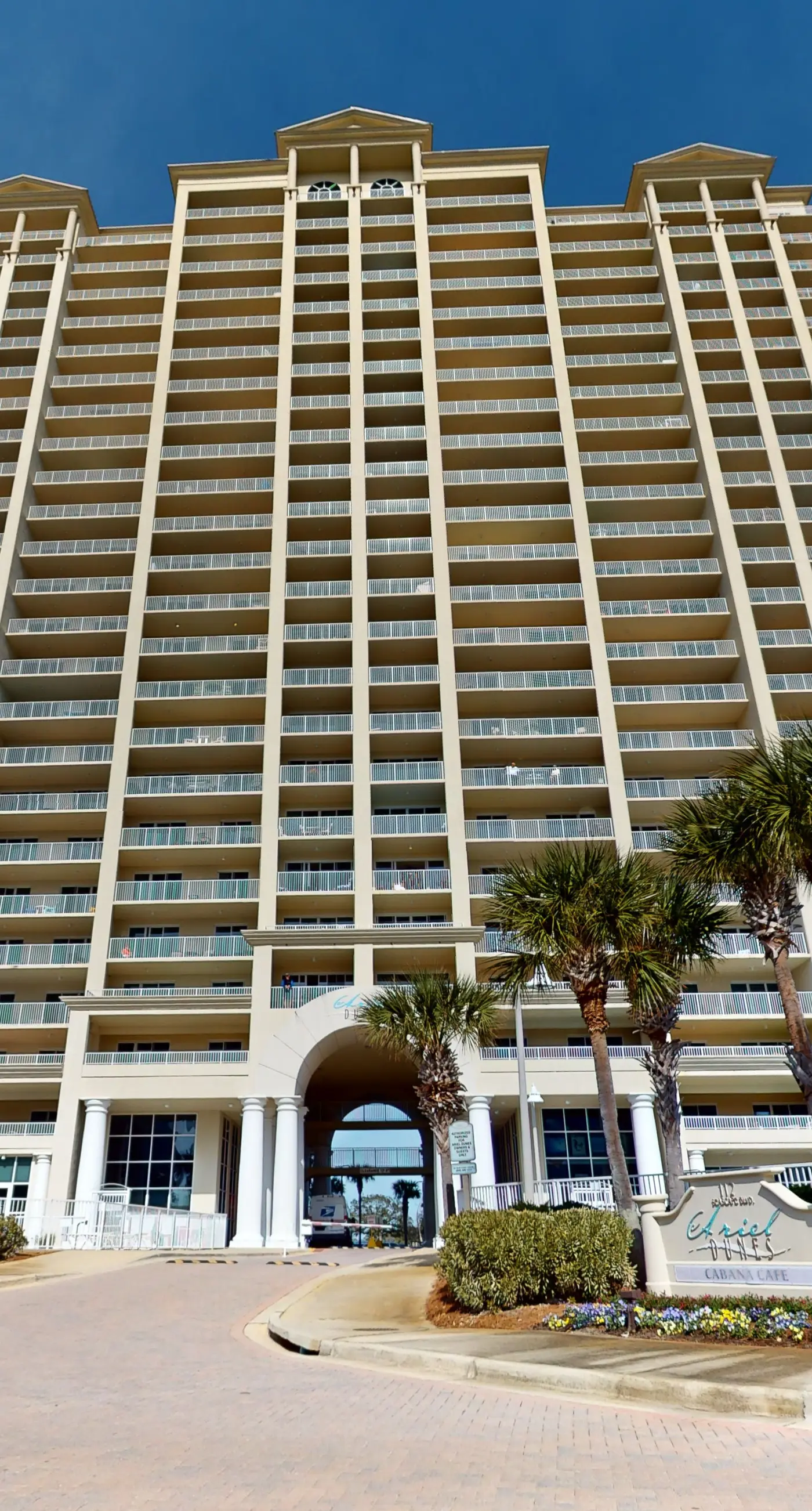 Well-appointed 15th-floor condo w/balcony, beach views, shared pool & tennis