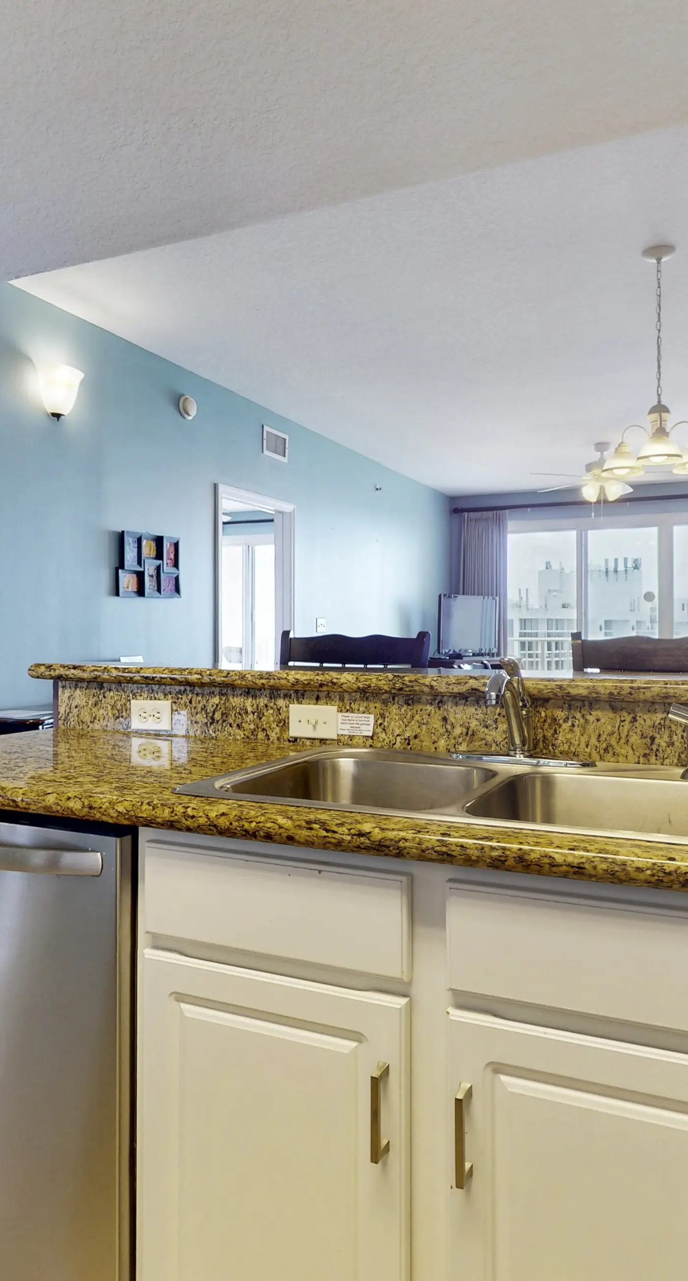 Charming 16th-floor condo w/furnished balcony, beach & Gulf views, shared pool