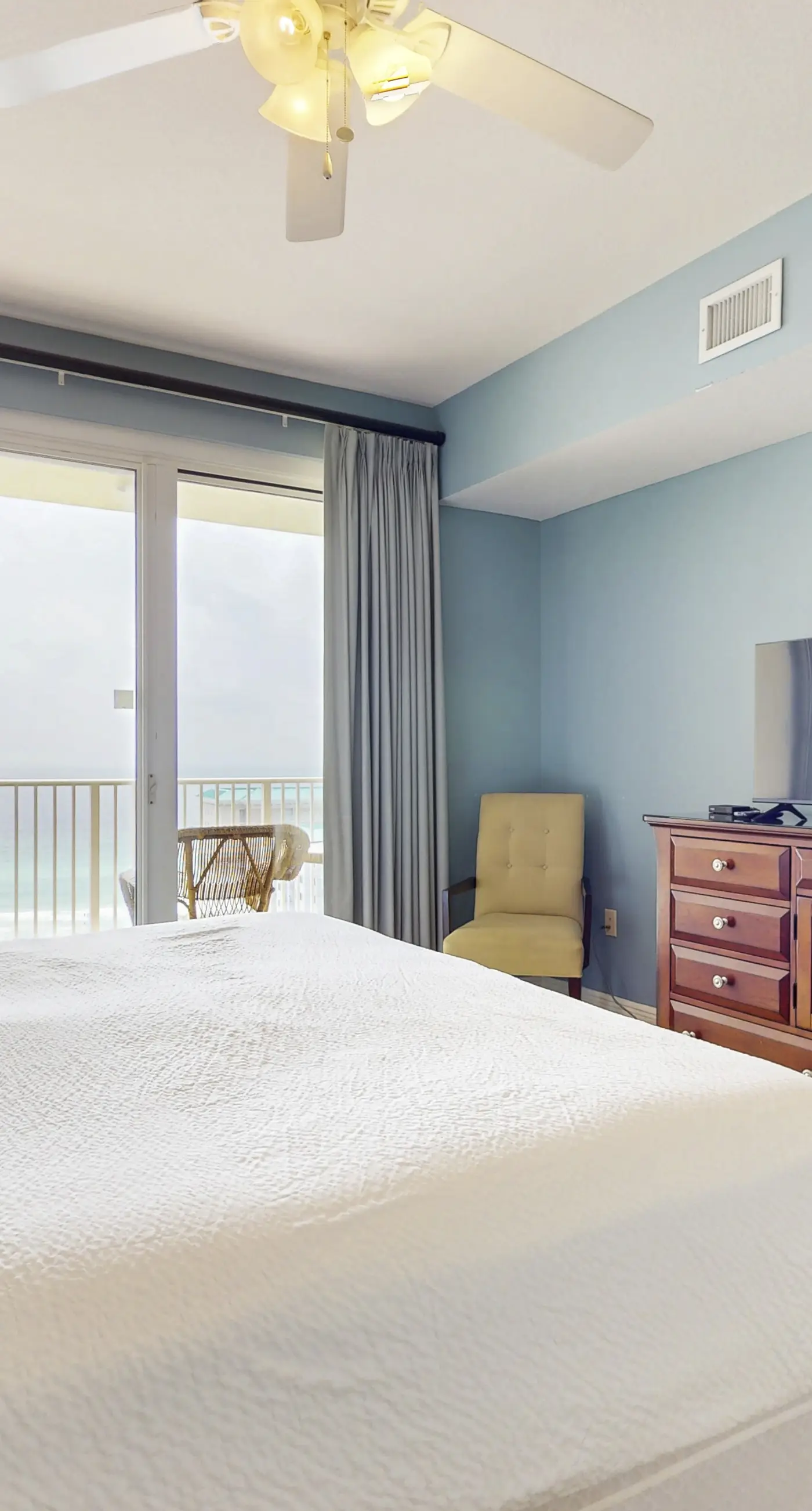 Charming 16th-floor condo w/furnished balcony, beach & Gulf views, shared pool