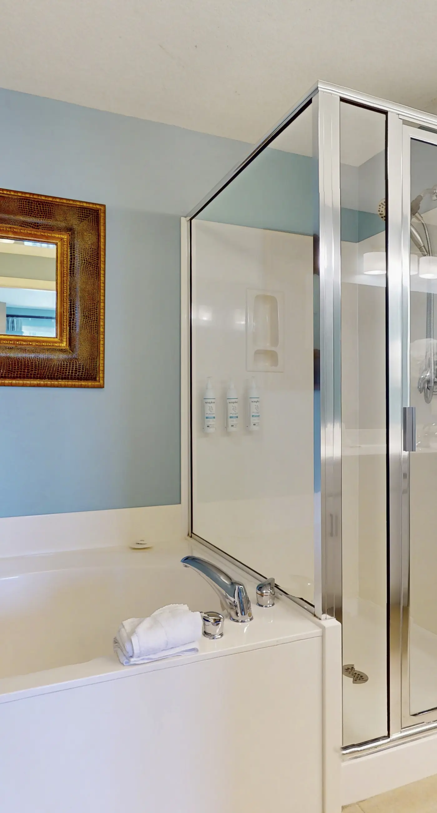 Charming 16th-floor condo w/furnished balcony, beach & Gulf views, shared pool