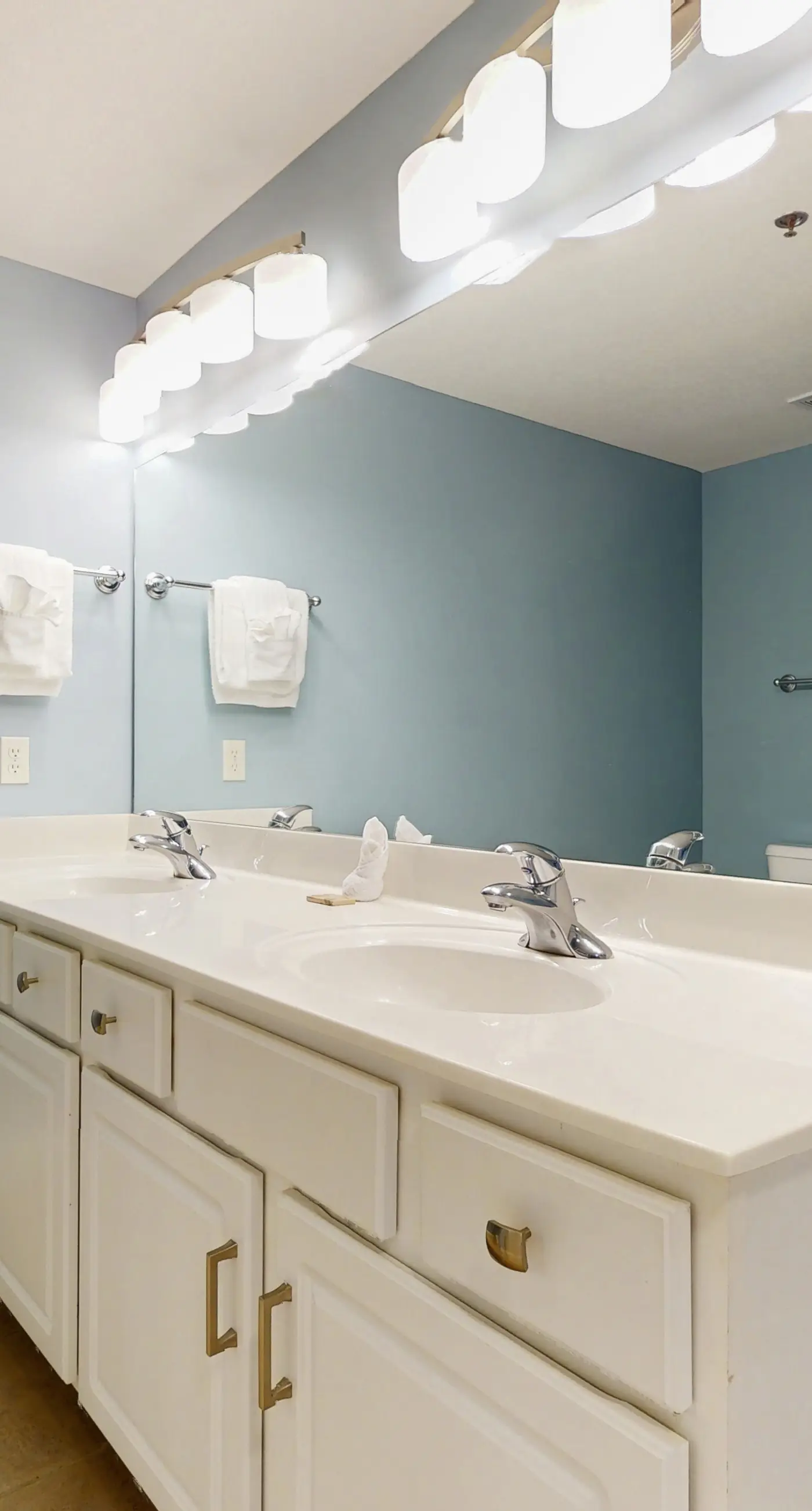 Charming 16th-floor condo w/furnished balcony, beach & Gulf views, shared pool