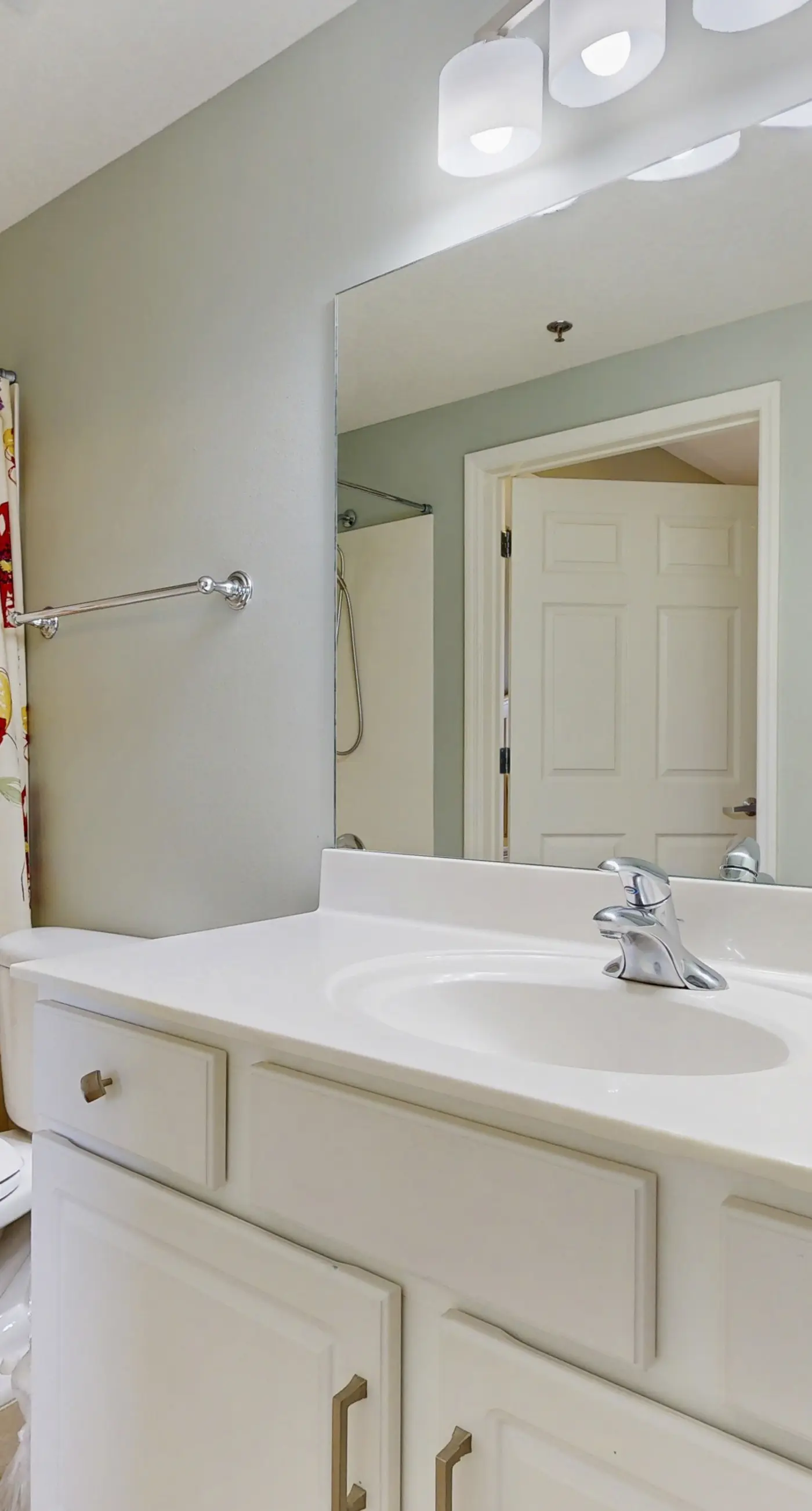 Charming 16th-floor condo w/furnished balcony, beach & Gulf views, shared pool