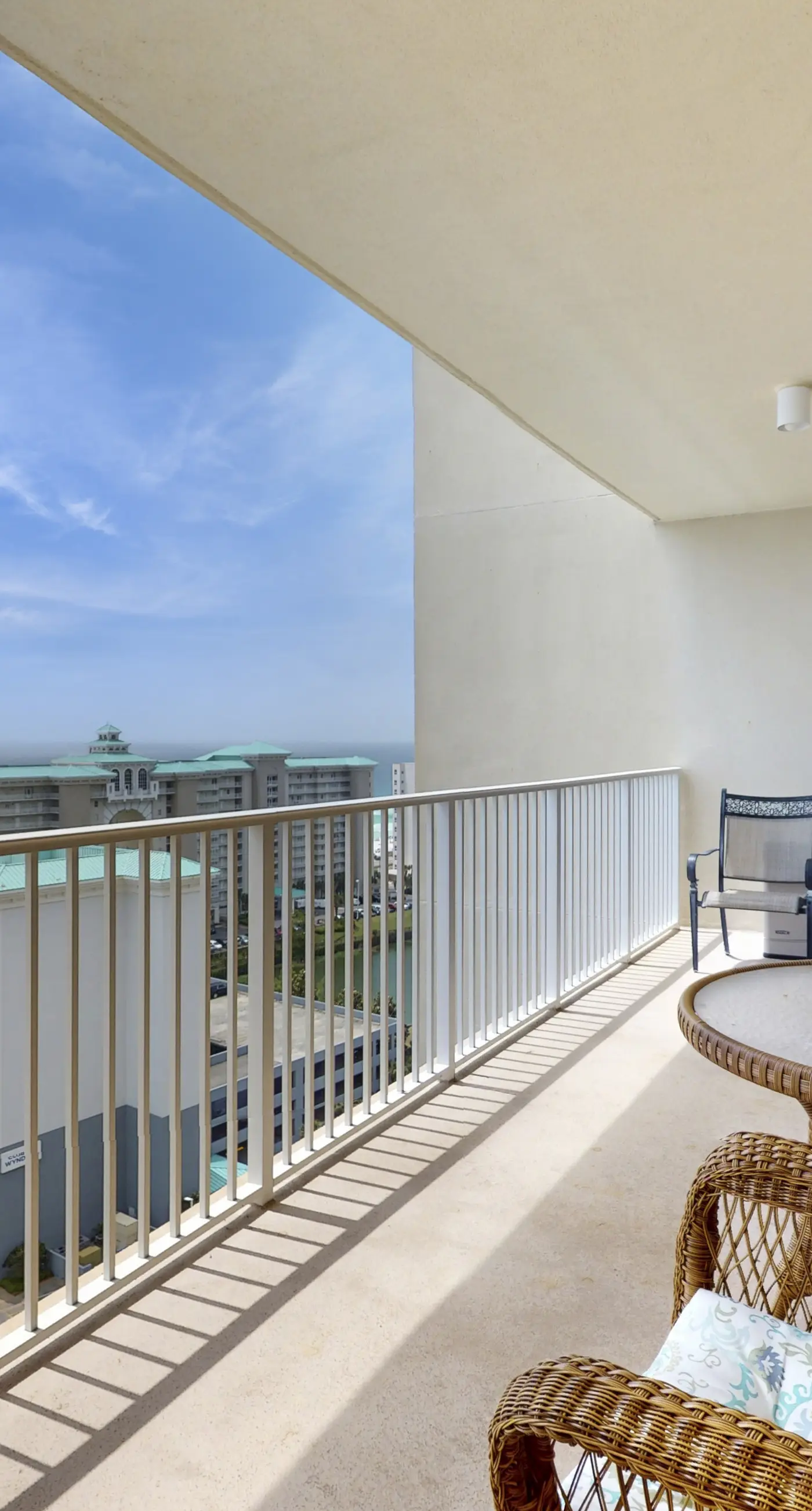 Charming 16th-floor condo w/furnished balcony, beach & Gulf views, shared pool