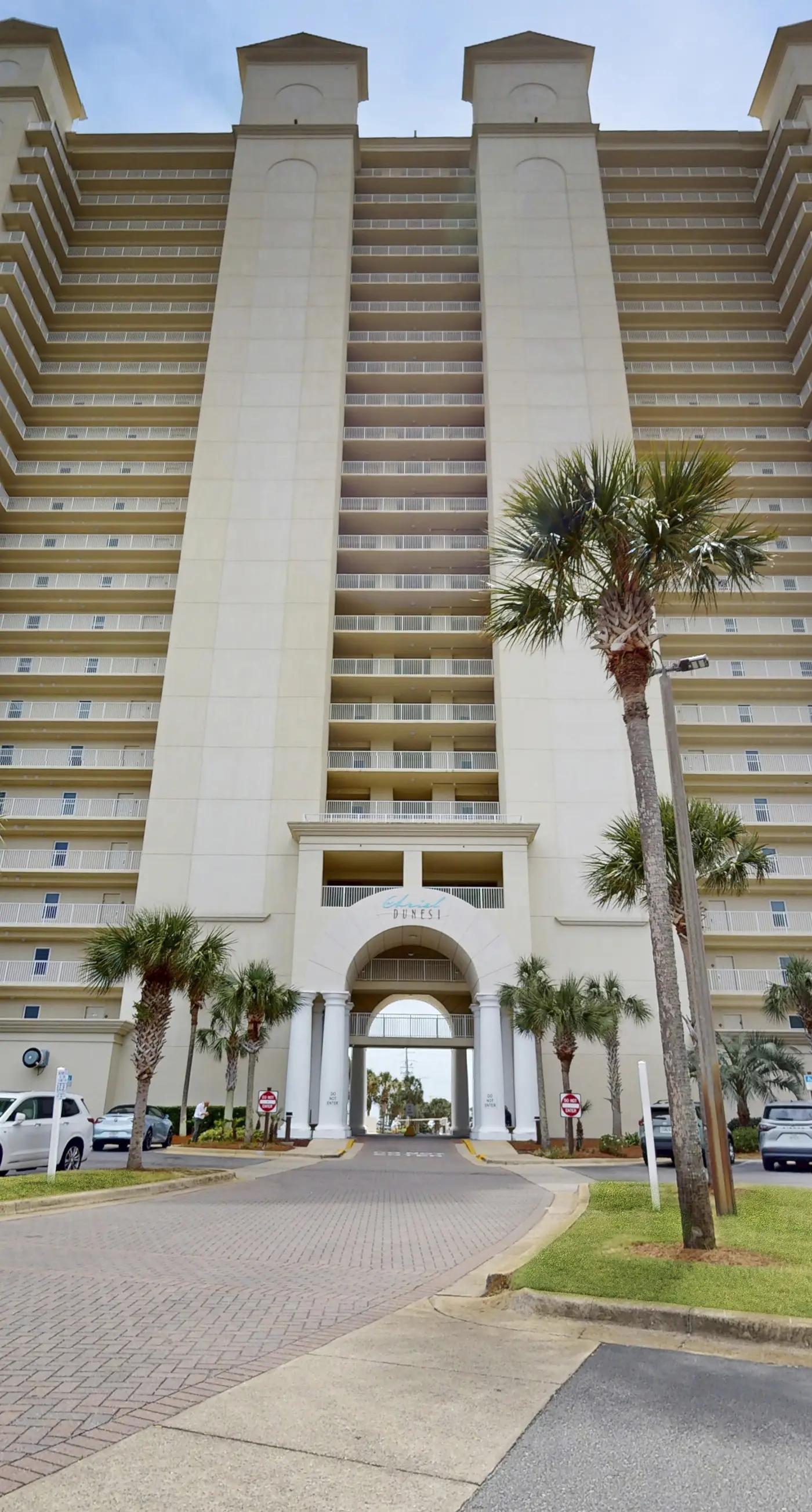 Charming 16th-floor condo w/furnished balcony, beach & Gulf views, shared pool