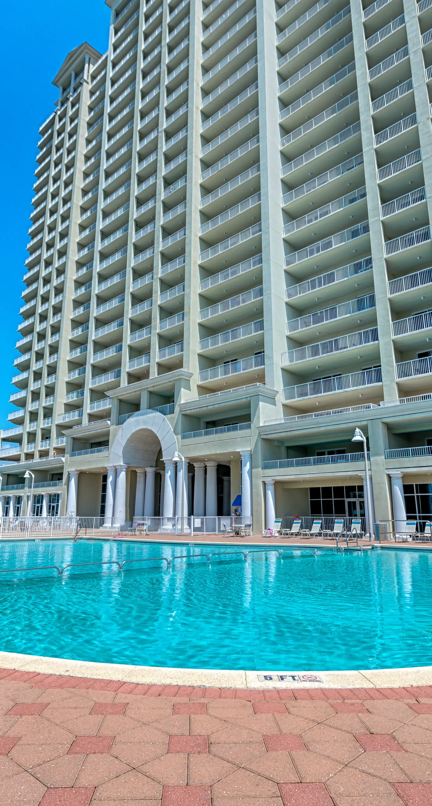 Charming 16th-floor condo w/furnished balcony, beach & Gulf views, shared pool