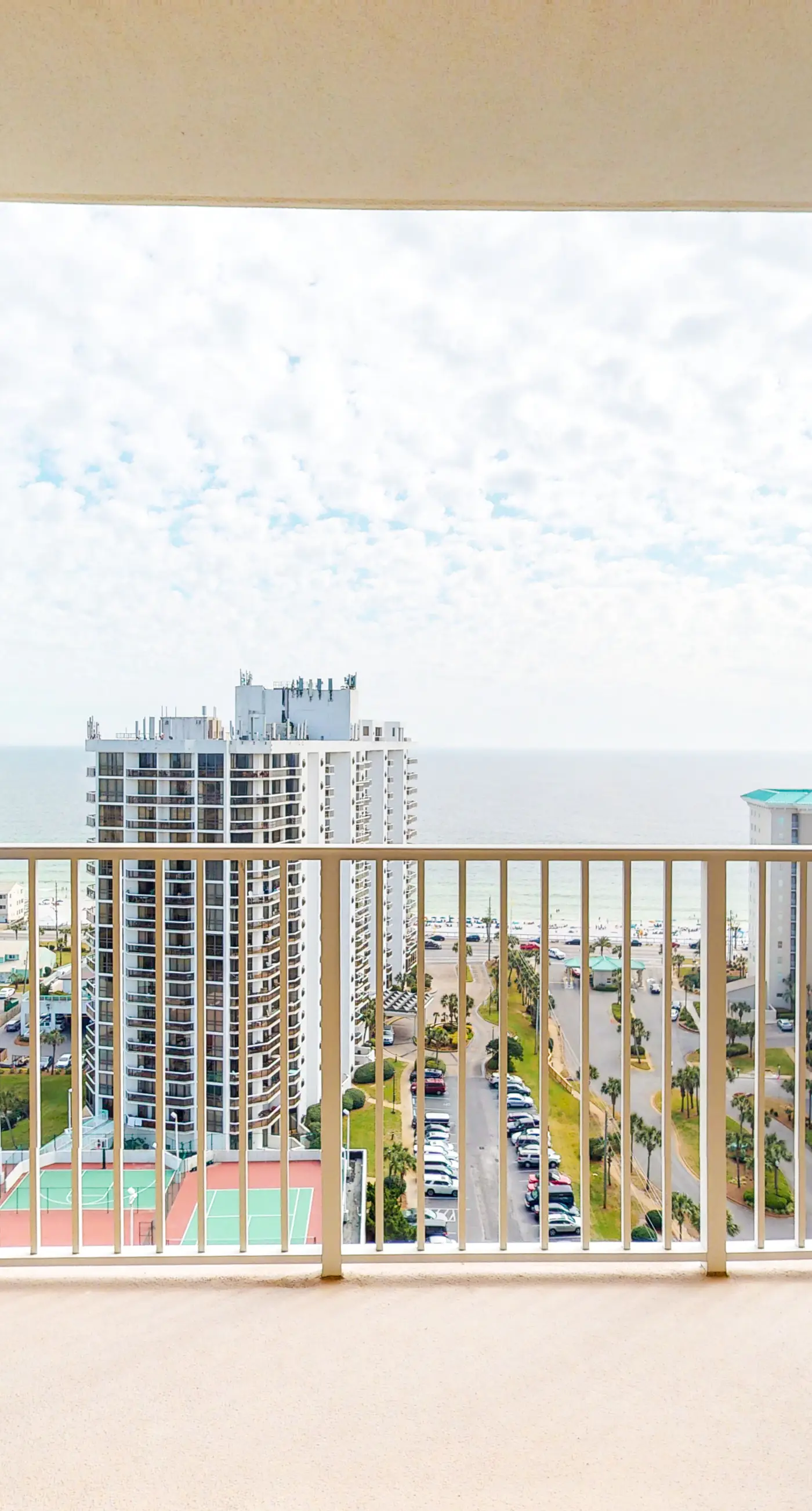 Unique & well-equipped condo on the 17th floor with beach views & shared pool