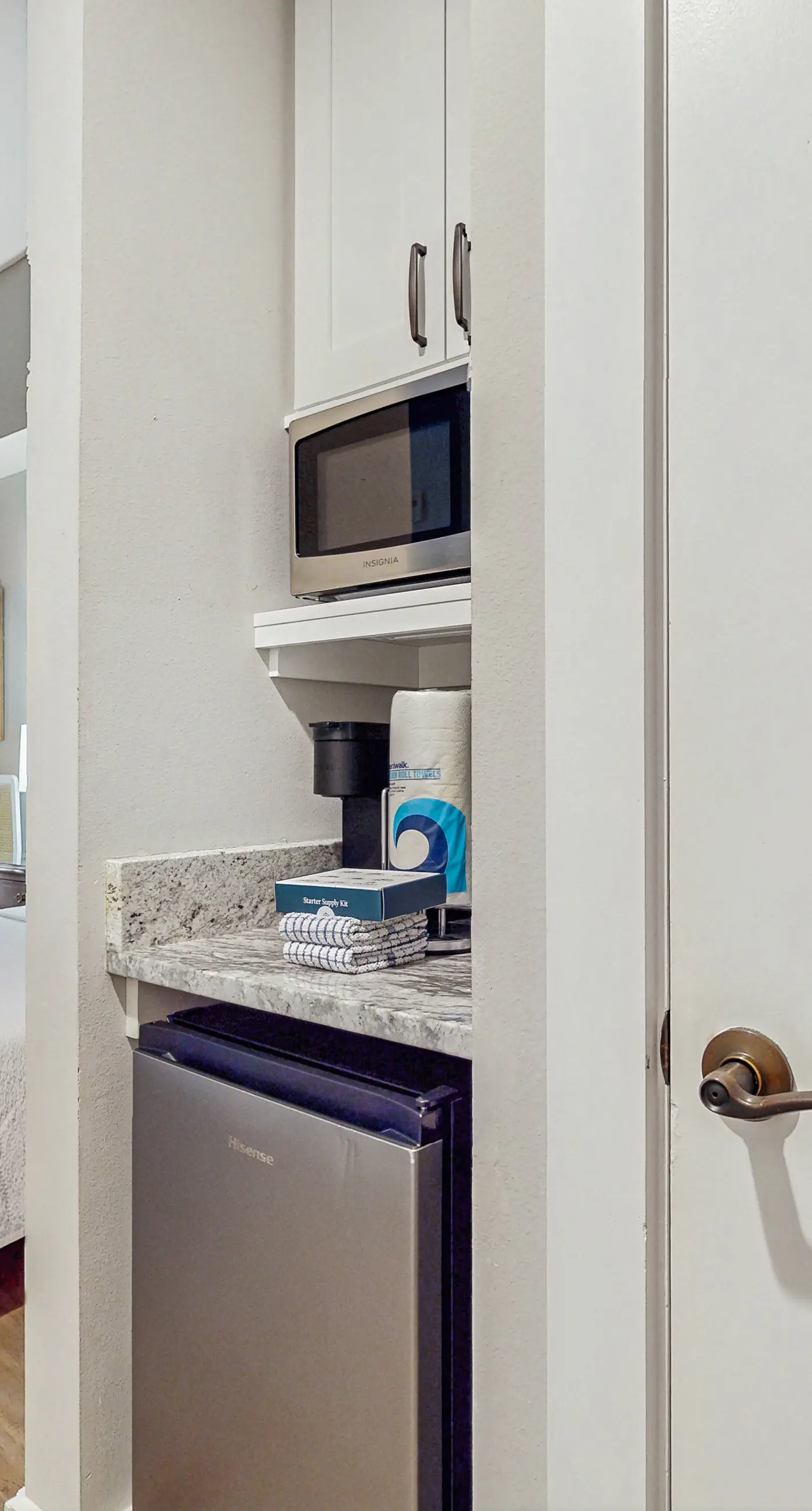 Cozy coastal studio with access to a pool, hot tub, tennis courts, grill, & spas