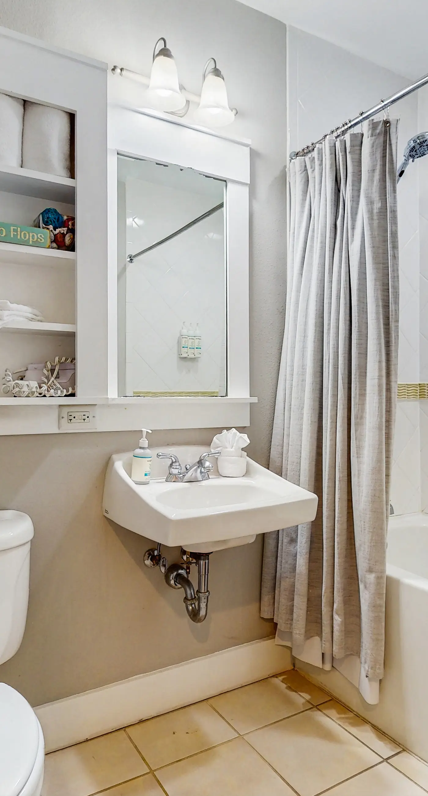 Cozy coastal studio with access to a pool, hot tub, tennis courts, grill, & spas