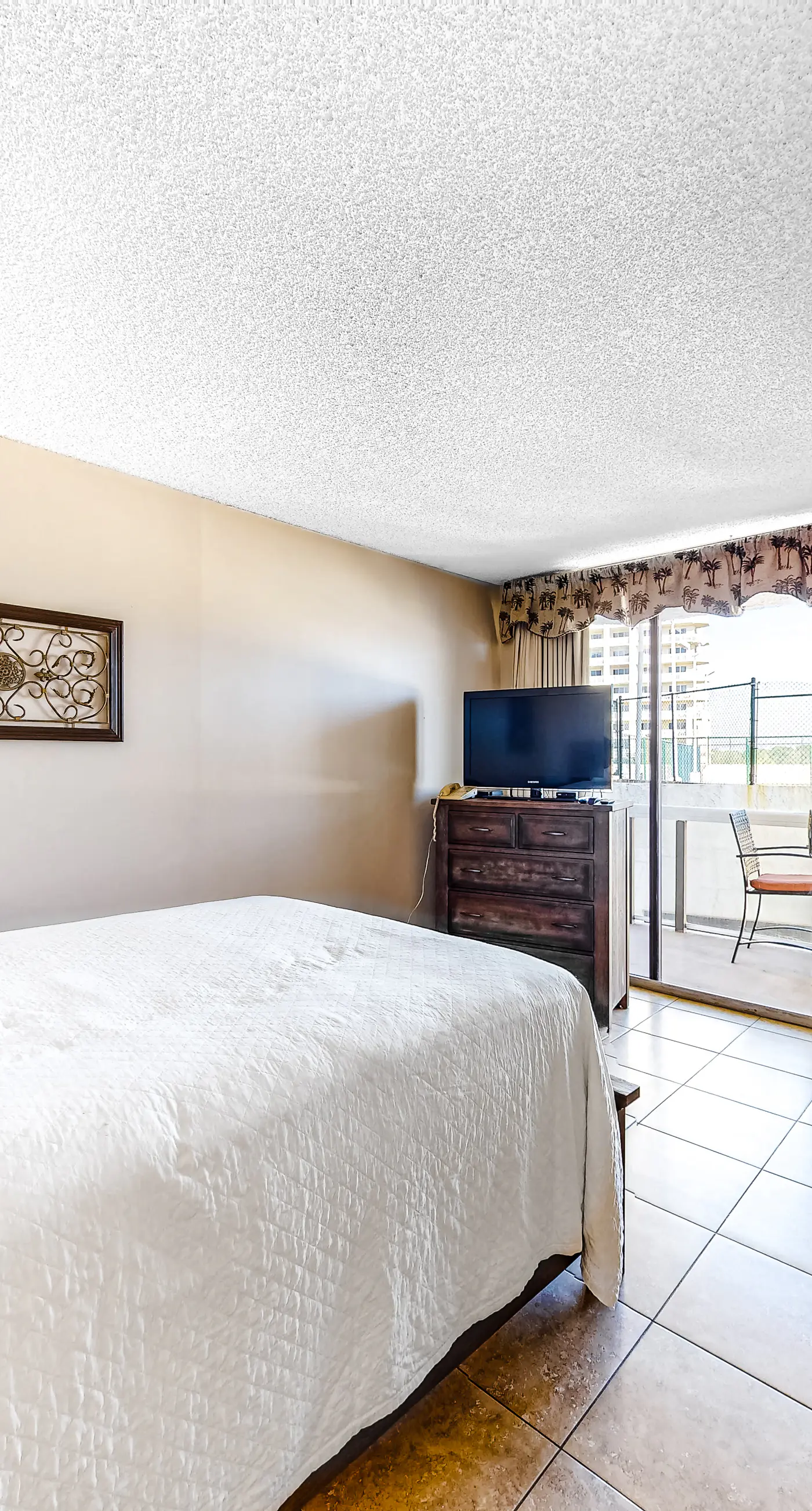 Comfortable efficiency w/ shared pool/hot tub/tennis/gym & beach access