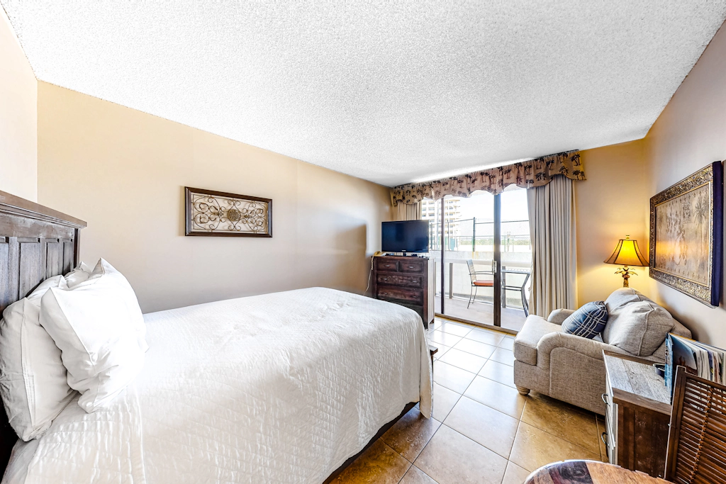 Comfortable efficiency w/ shared pool/hot tub/tennis/gym & beach access
