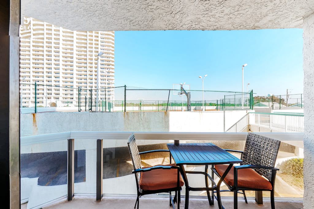 Comfortable efficiency w/ shared pool/hot tub/tennis/gym & beach access