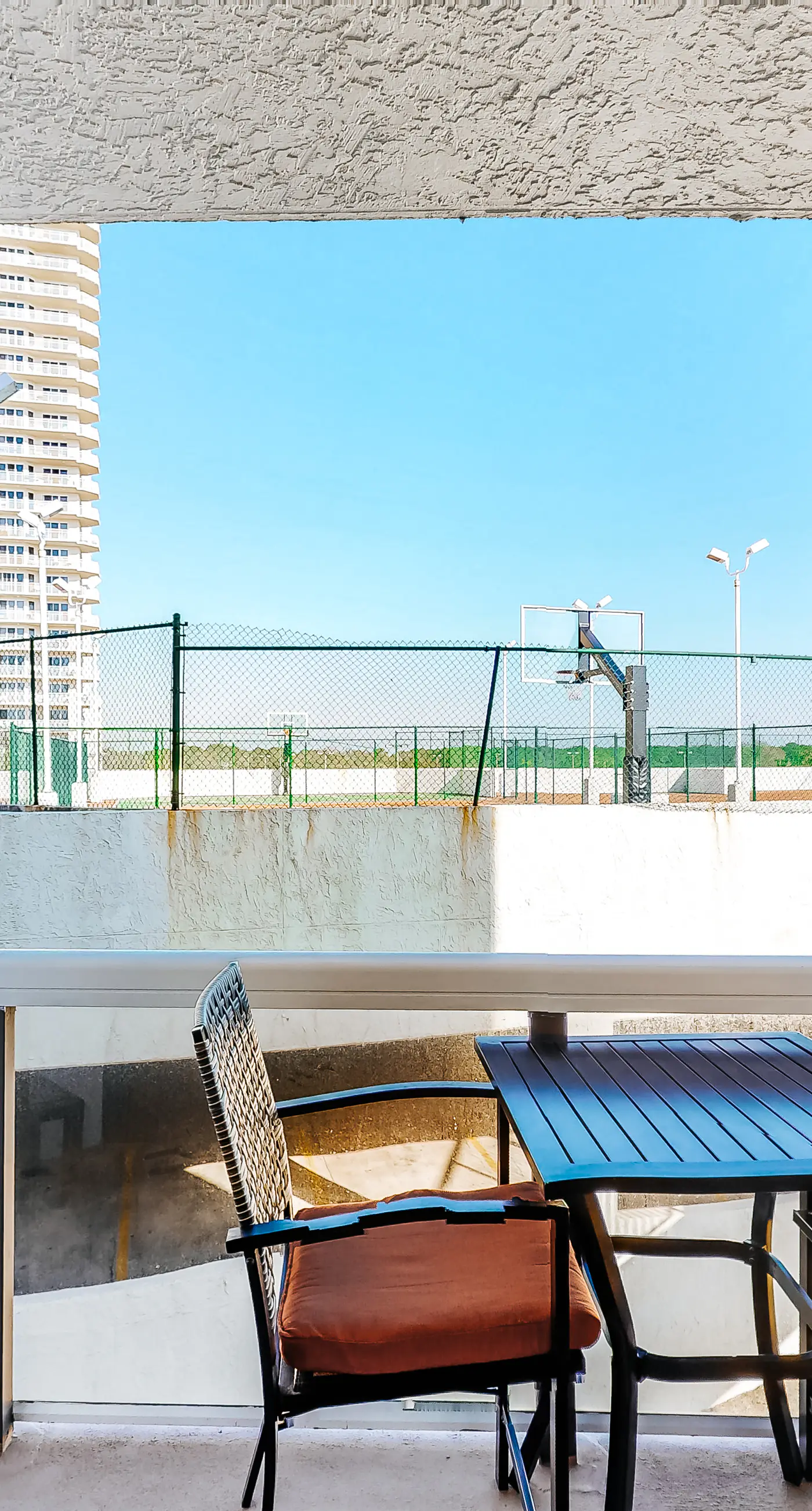 Comfortable efficiency w/ shared pool/hot tub/tennis/gym & beach access