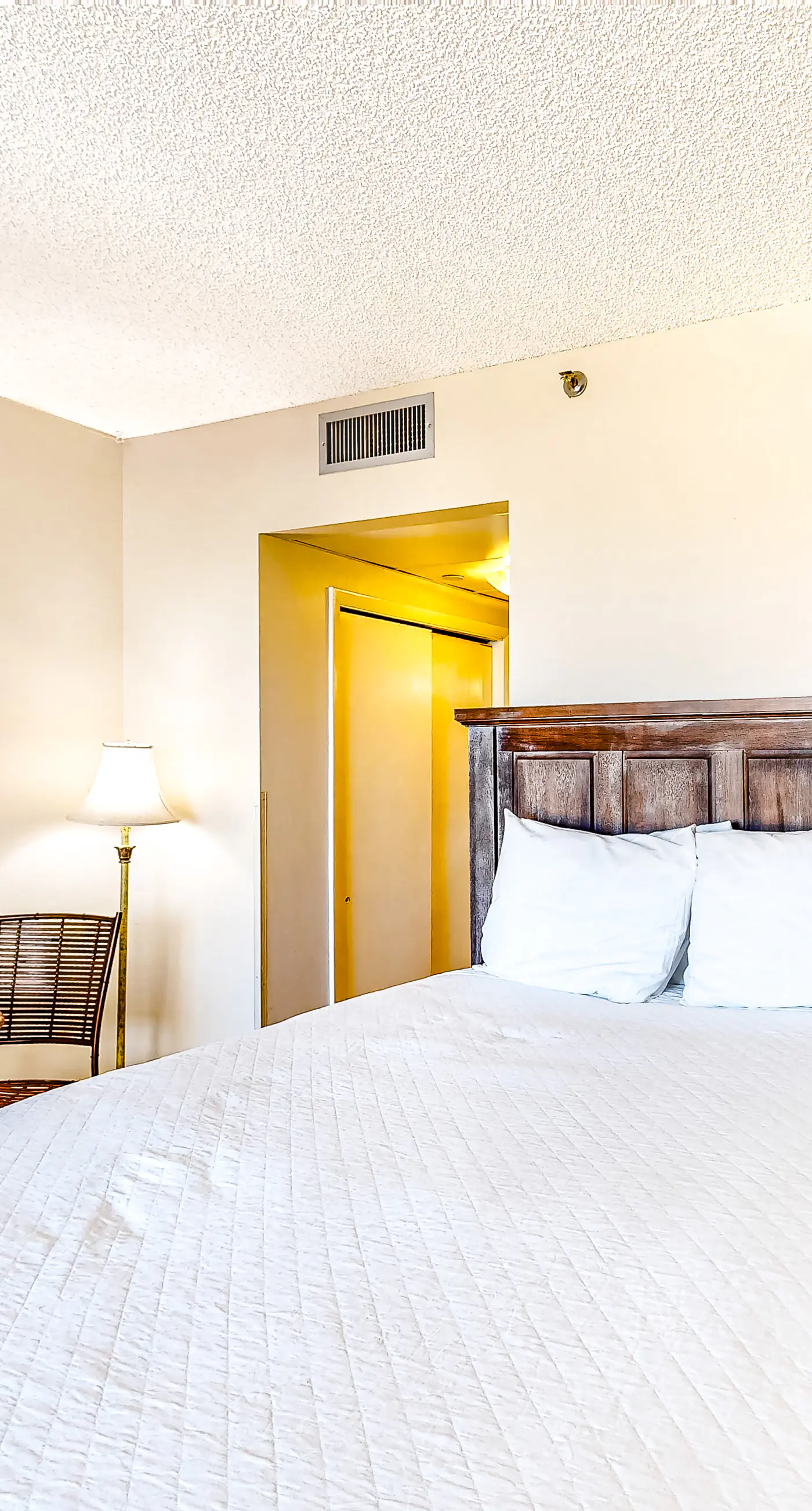 Comfortable efficiency w/ shared pool/hot tub/tennis/gym & beach access