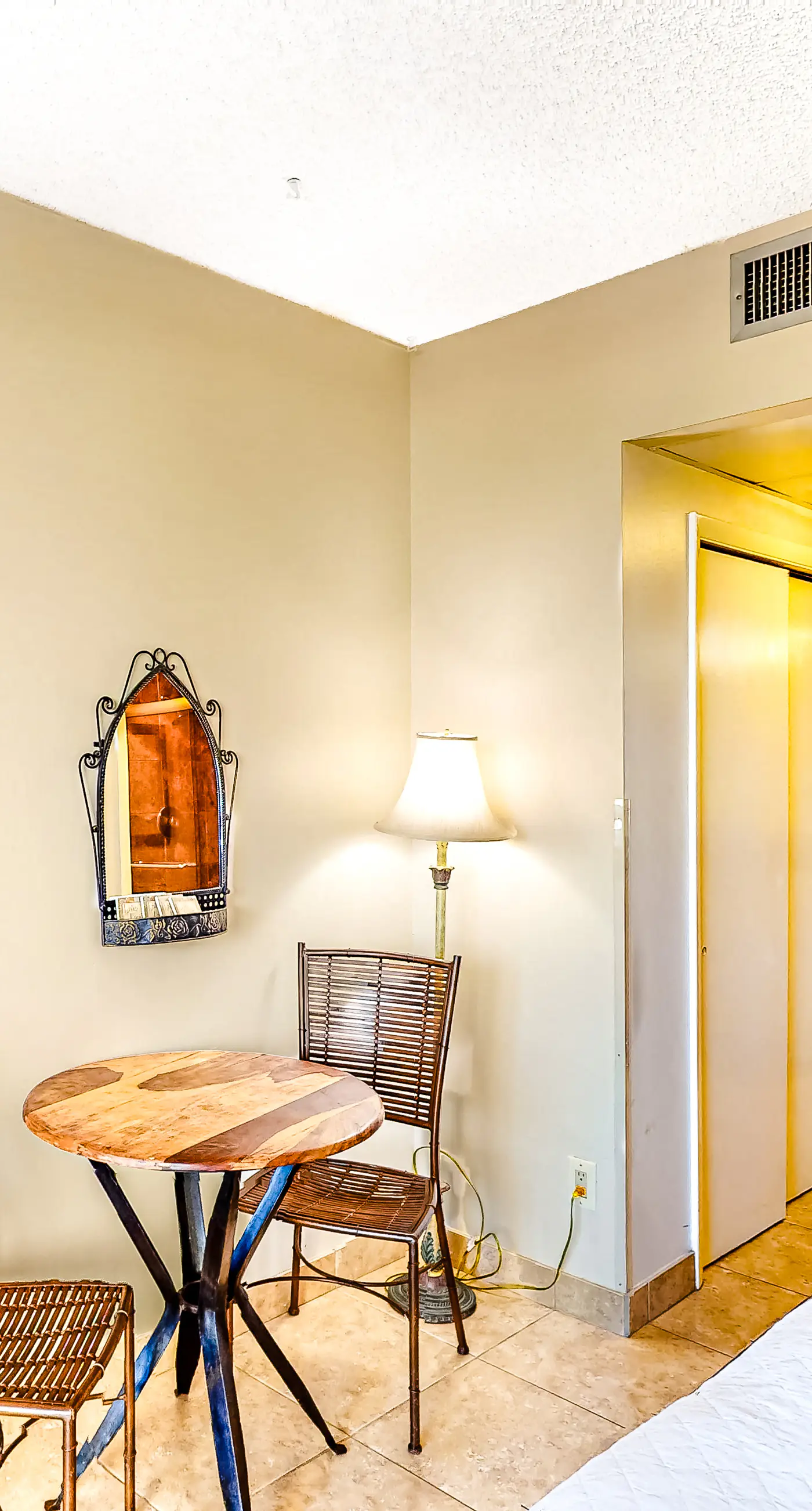 Comfortable efficiency w/ shared pool/hot tub/tennis/gym & beach access