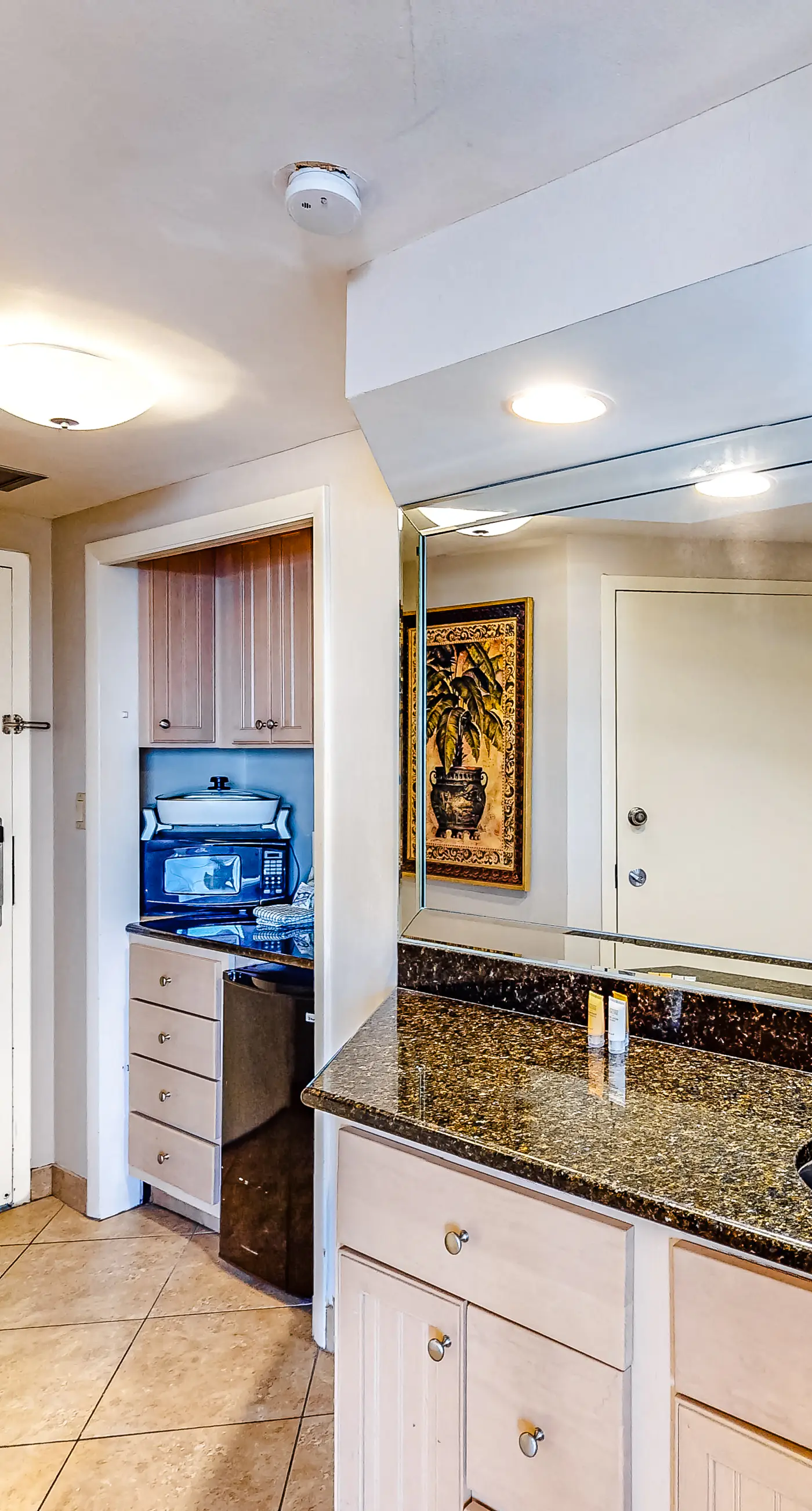 Comfortable efficiency w/ shared pool/hot tub/tennis/gym & beach access