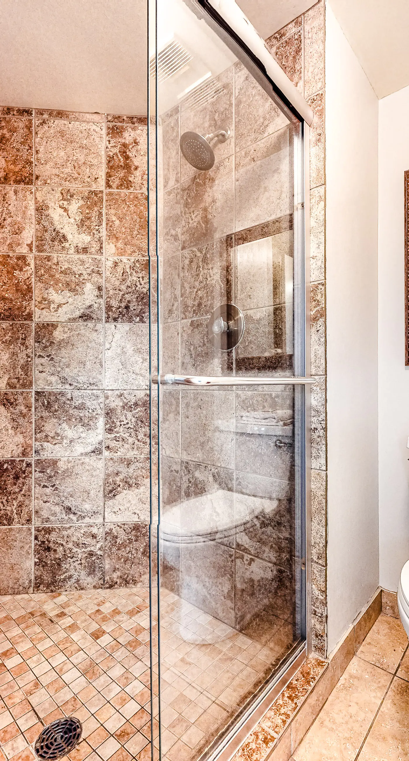 Comfortable efficiency w/ shared pool/hot tub/tennis/gym & beach access