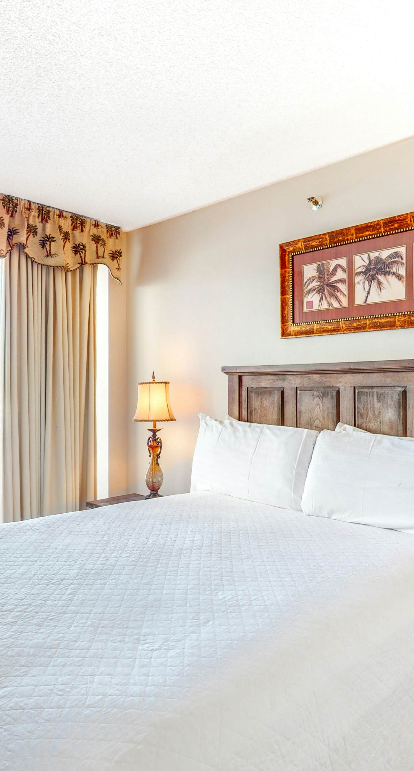 Coastal efficiency w/ shared pool, hot tub, tennis & easy beach access