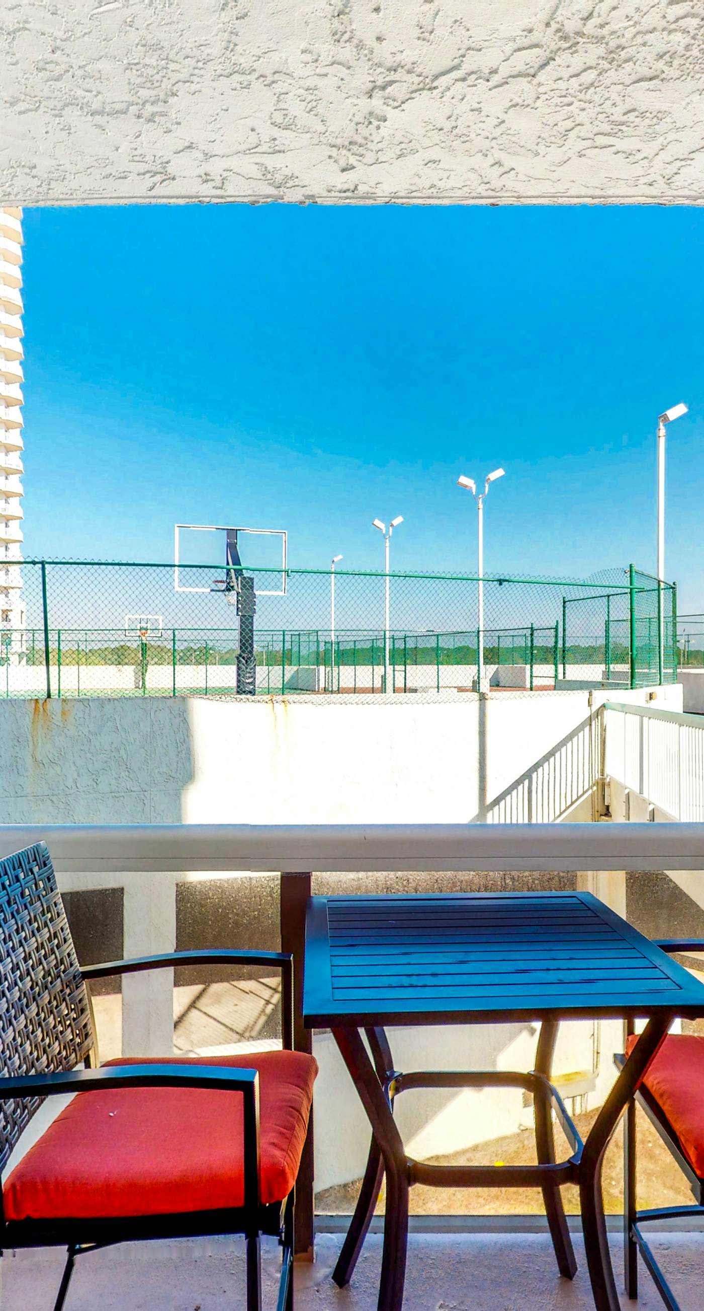 Coastal efficiency w/ shared pool, hot tub, tennis & easy beach access