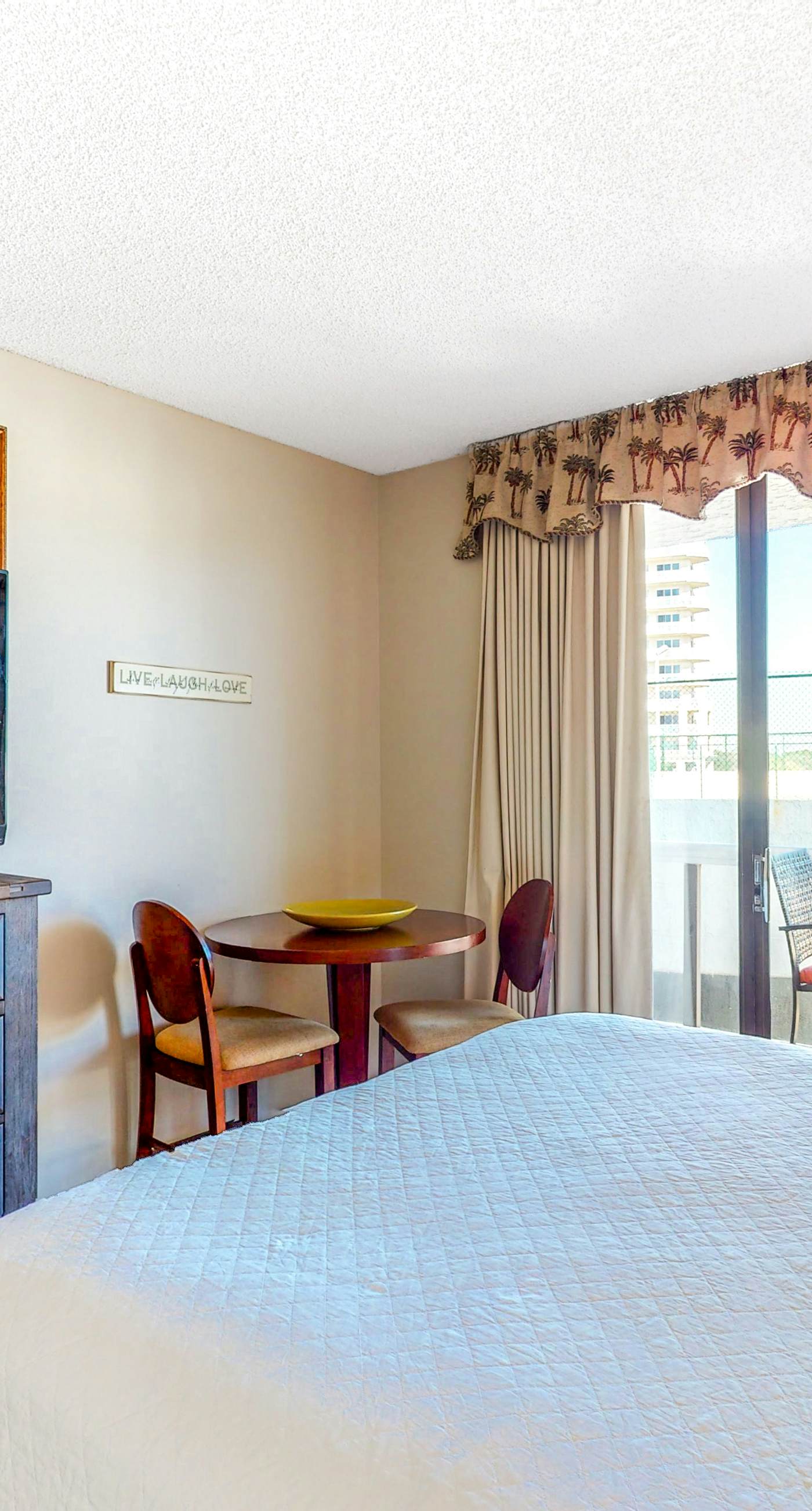 Coastal efficiency w/ shared pool, hot tub, tennis & easy beach access