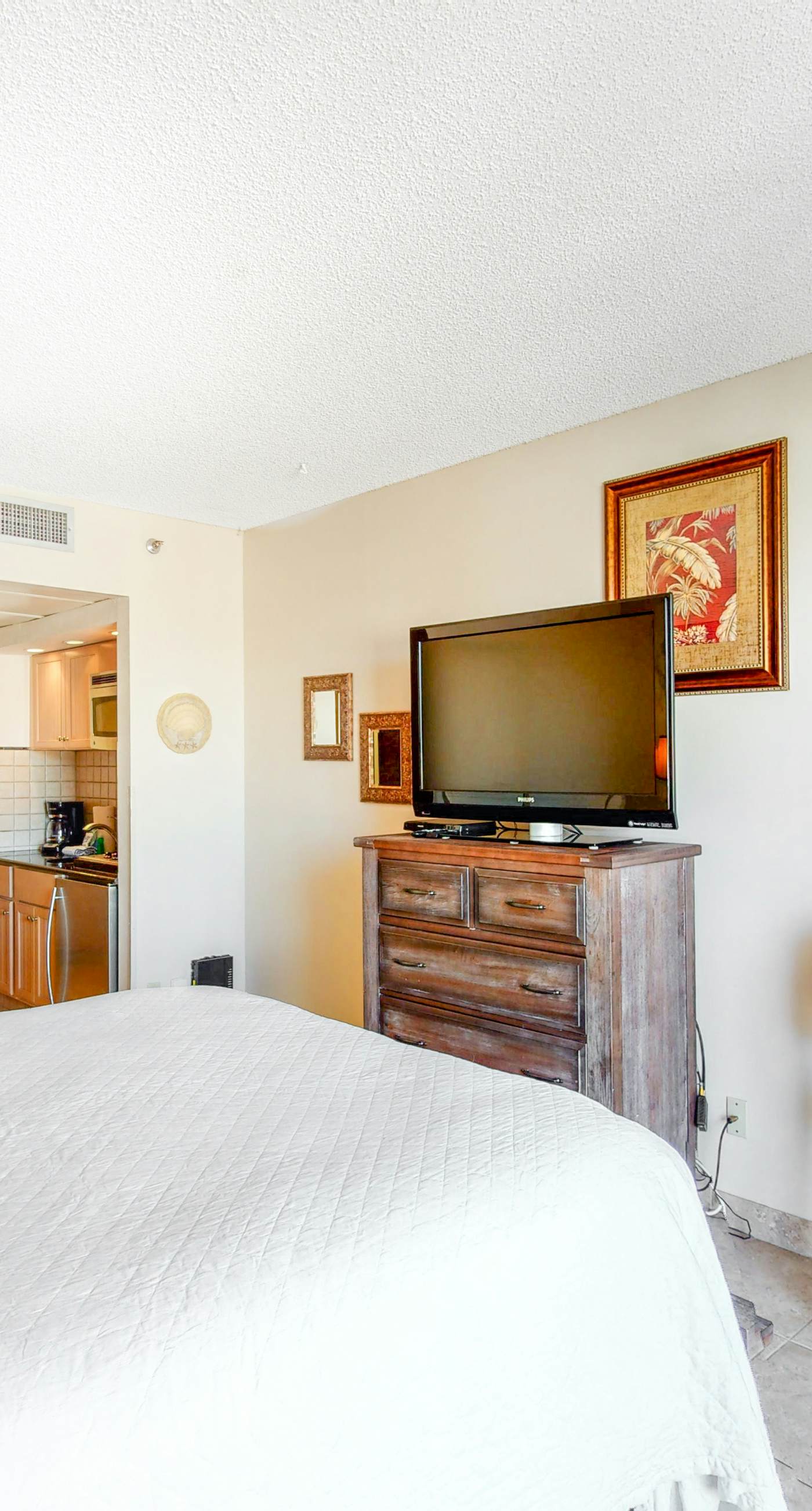 Coastal efficiency w/ shared pool, hot tub, tennis & easy beach access