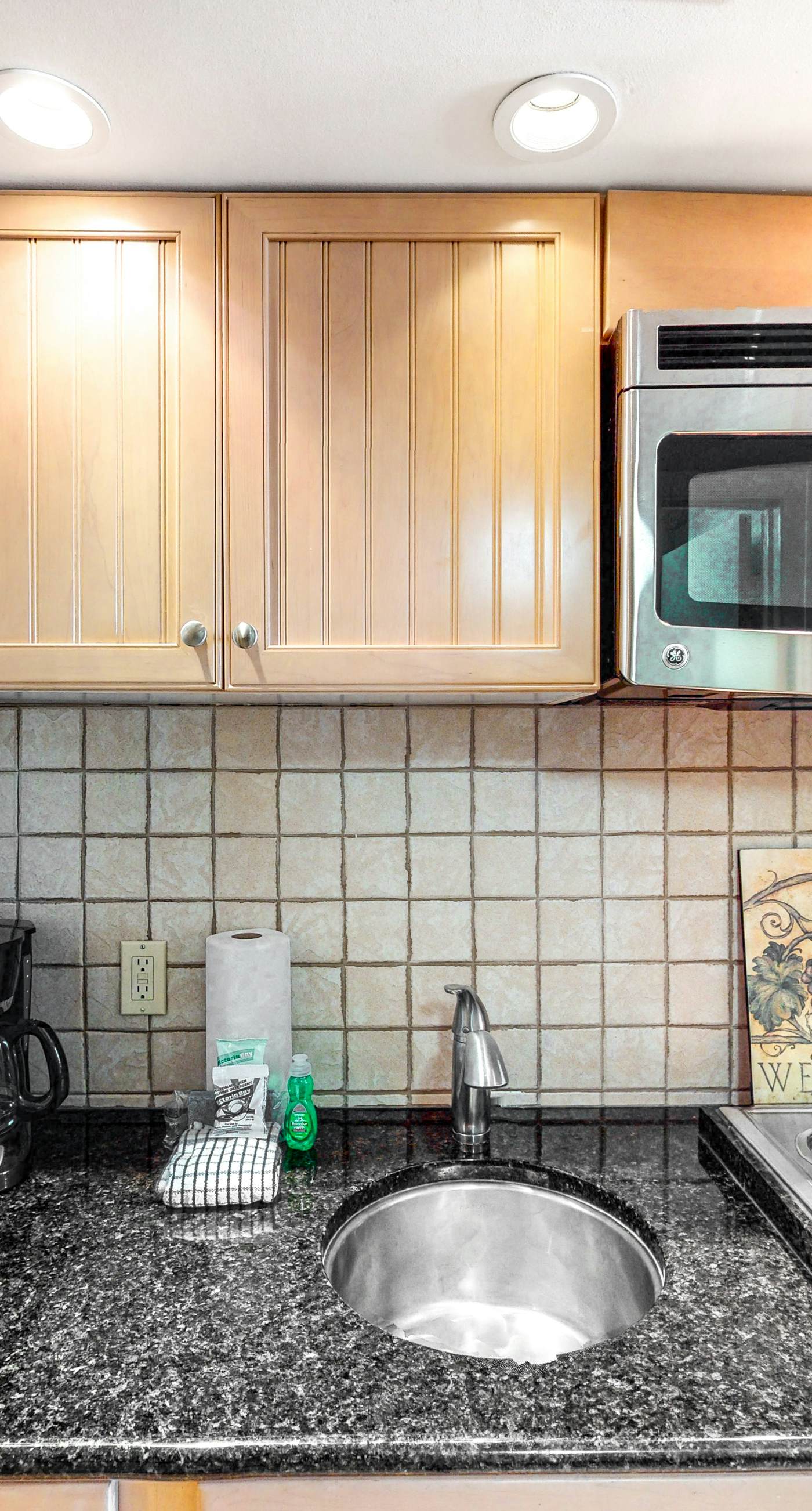 Coastal efficiency w/ shared pool, hot tub, tennis & easy beach access