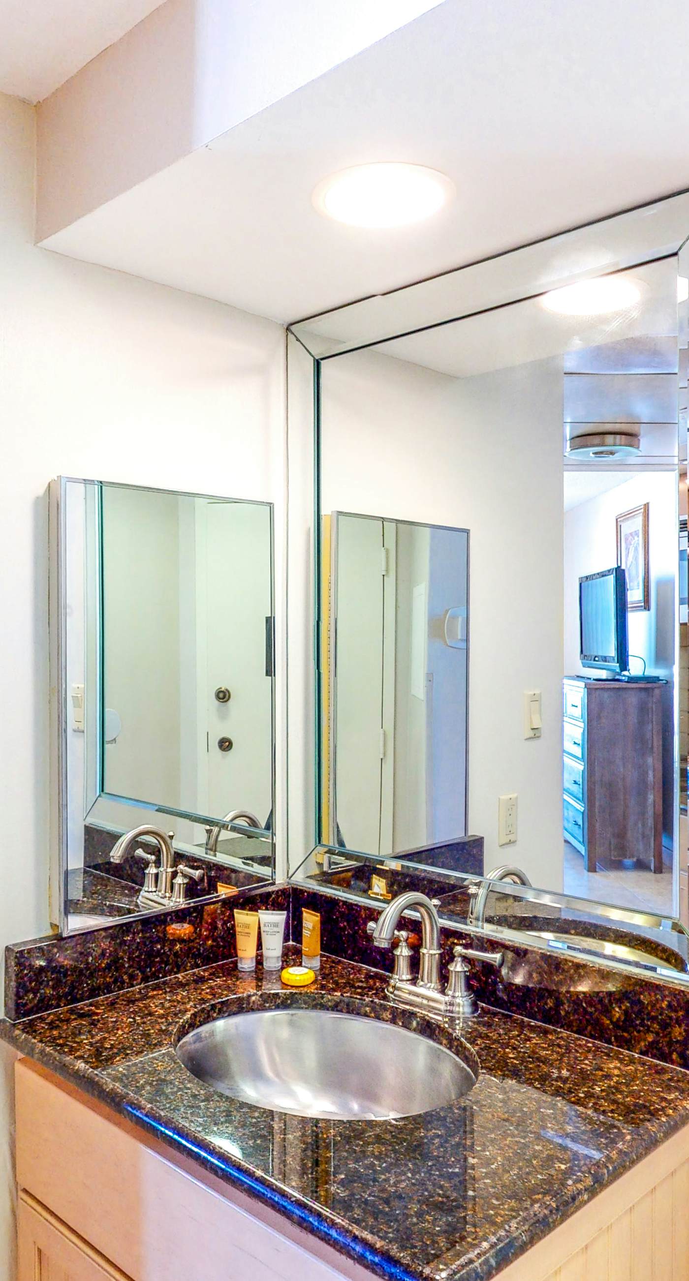 Coastal efficiency w/ shared pool, hot tub, tennis & easy beach access