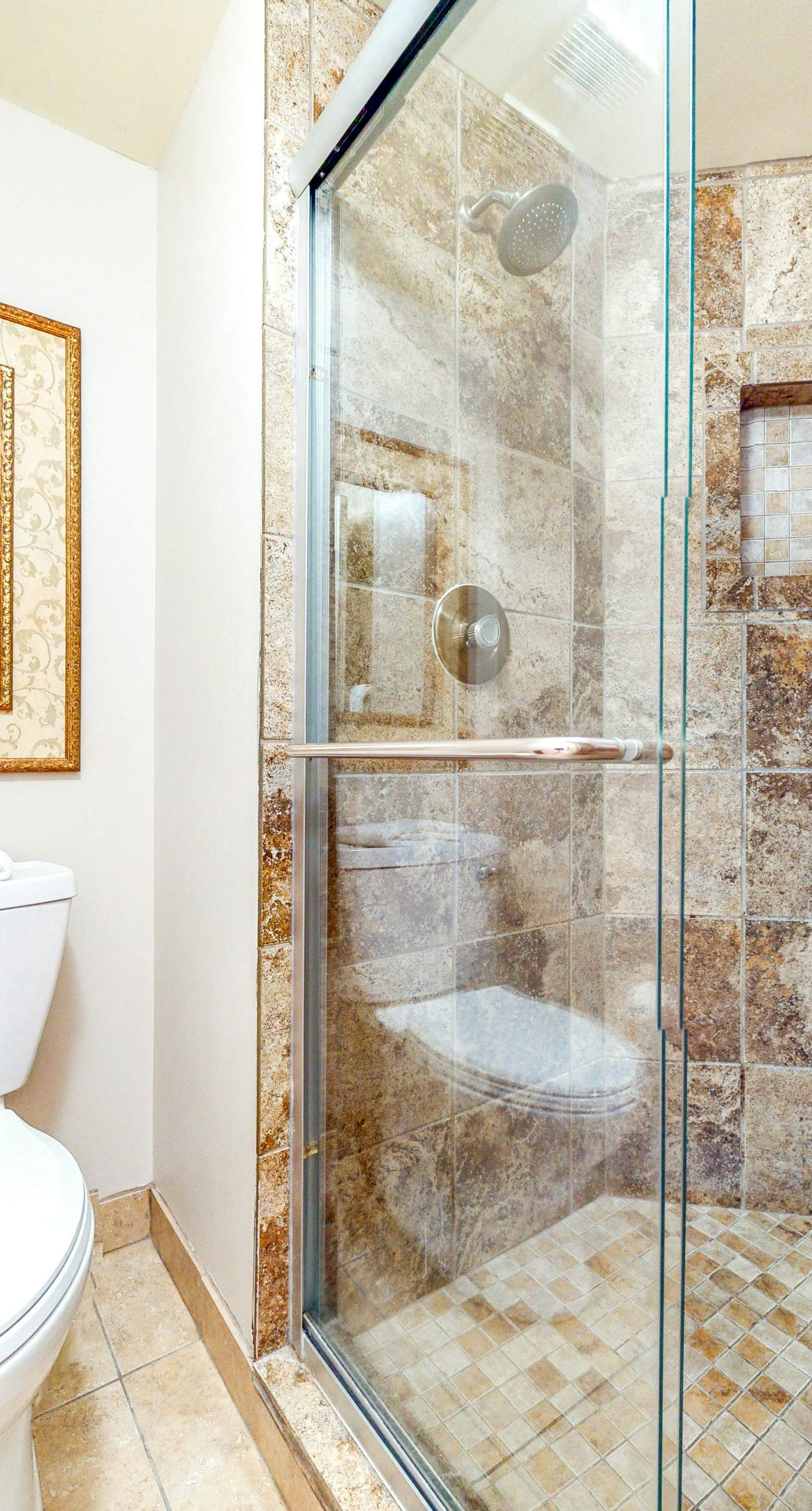 Coastal efficiency w/ shared pool, hot tub, tennis & easy beach access