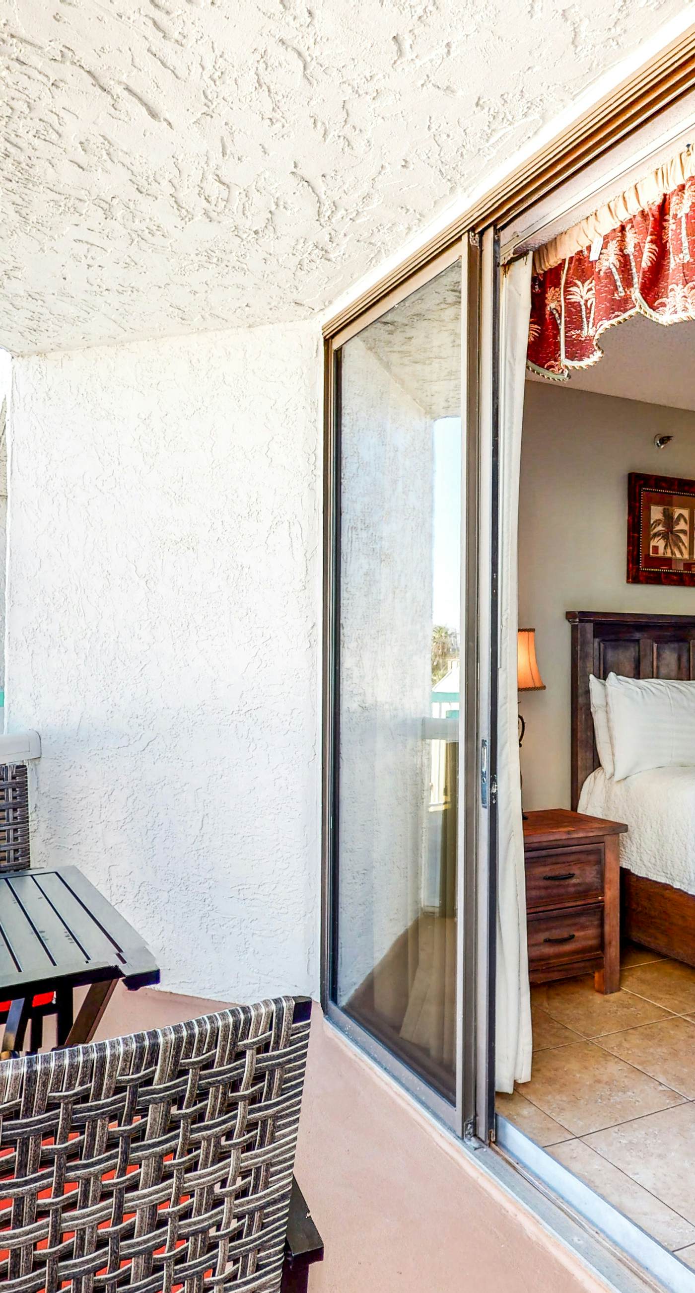 Coastal efficiency w/ shared pool, hot tub, tennis & easy beach access