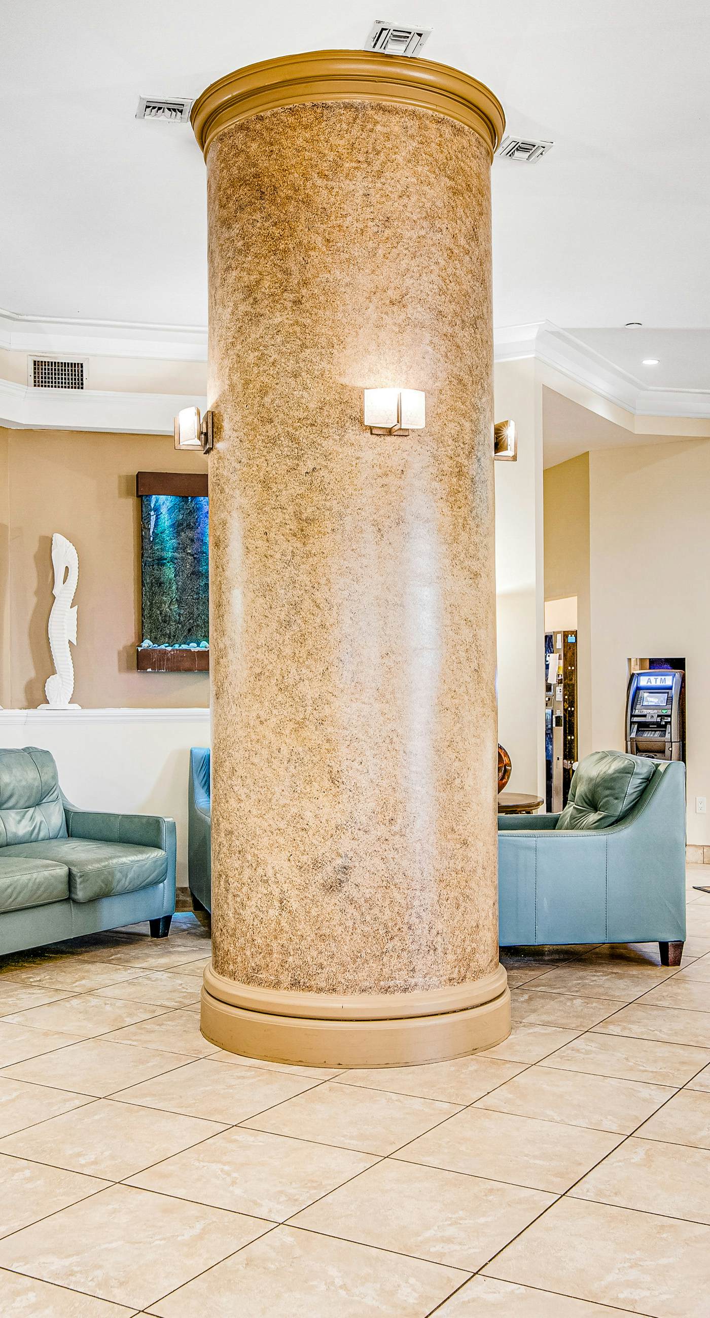 Coastal efficiency w/ shared pool, hot tub, tennis & easy beach access