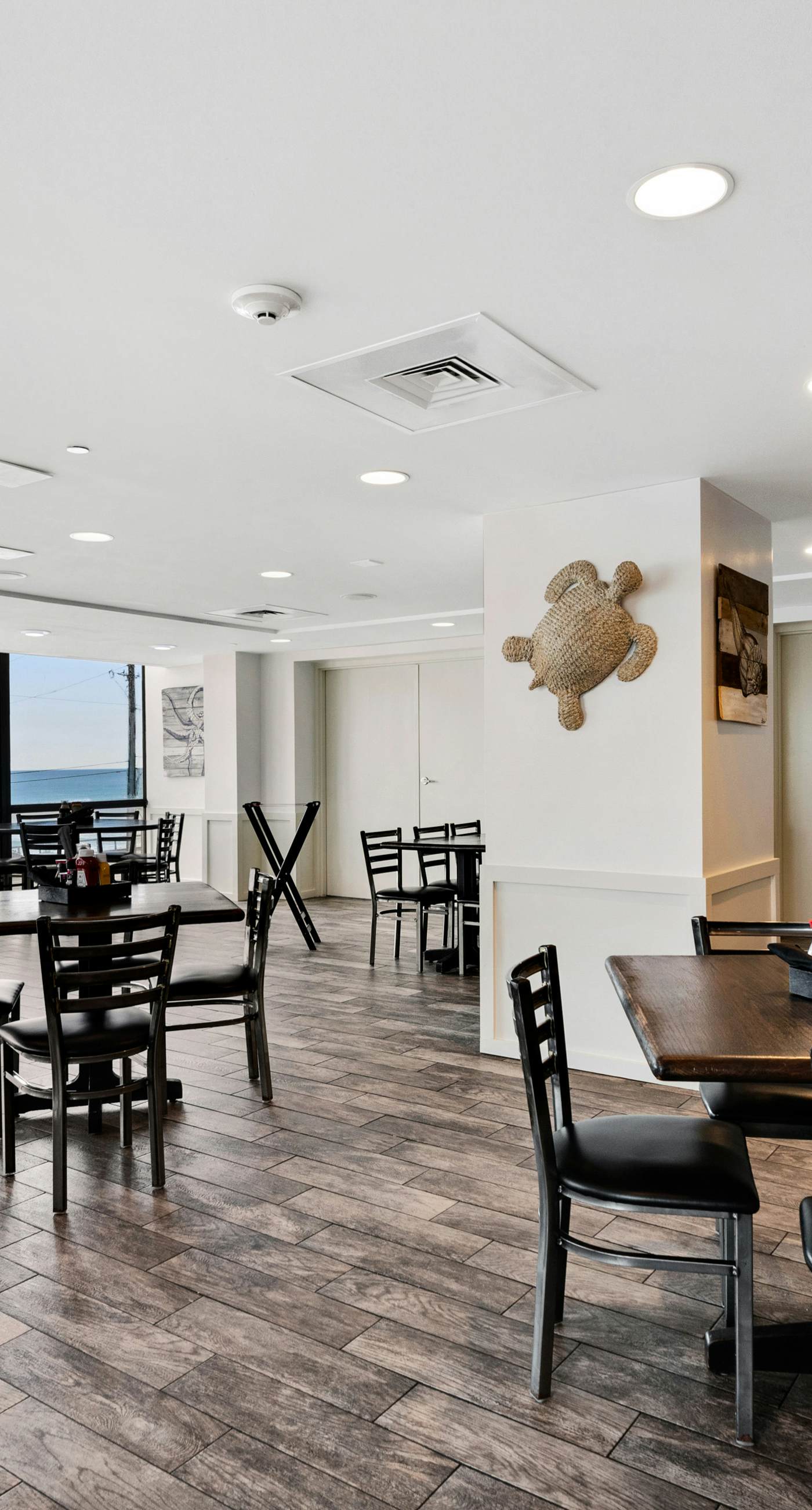 Coastal efficiency w/ shared pool, hot tub, tennis & easy beach access