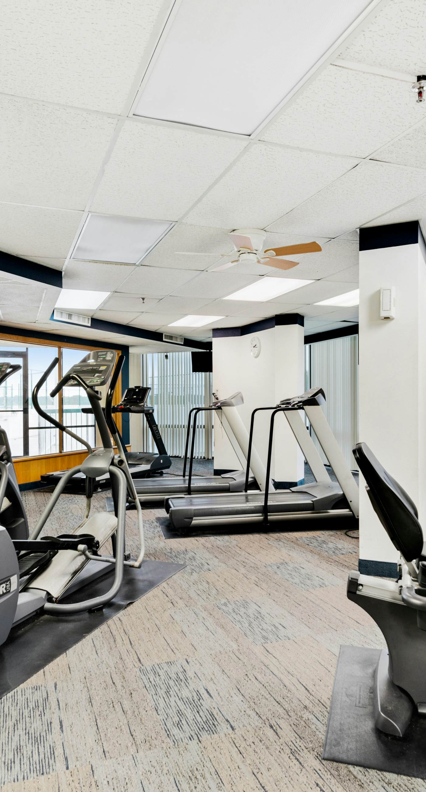 Coastal efficiency w/ shared pool, hot tub, tennis & easy beach access