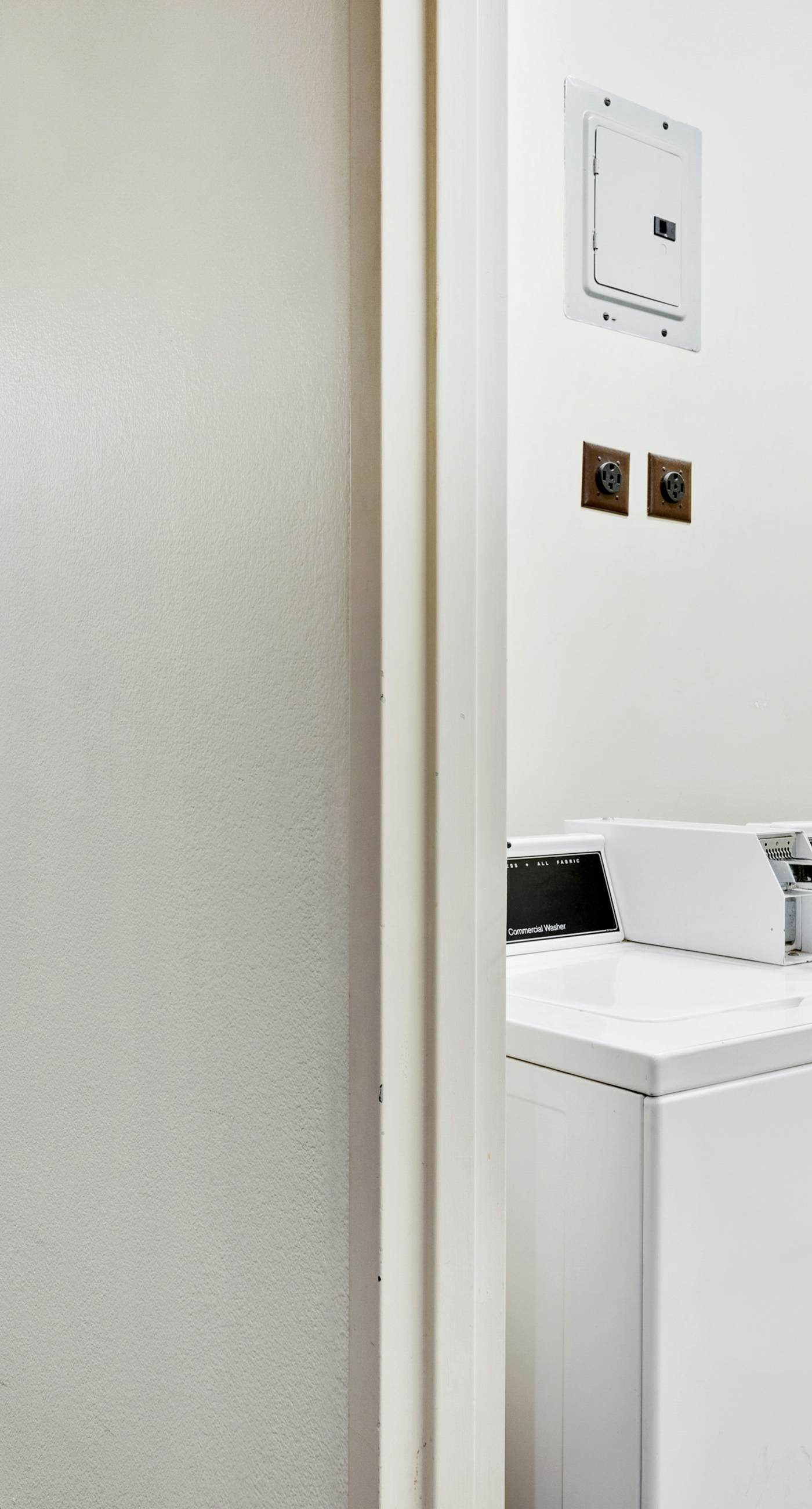 Coastal efficiency w/ shared pool, hot tub, tennis & easy beach access