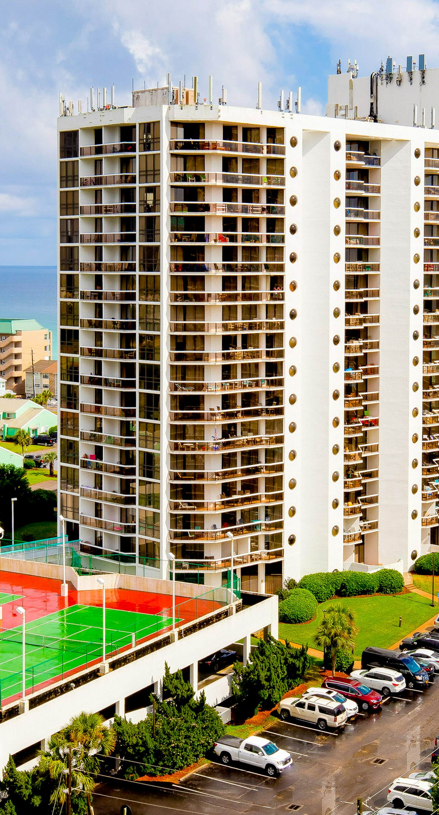 Coastal efficiency w/ shared pool, hot tub, tennis & easy beach access