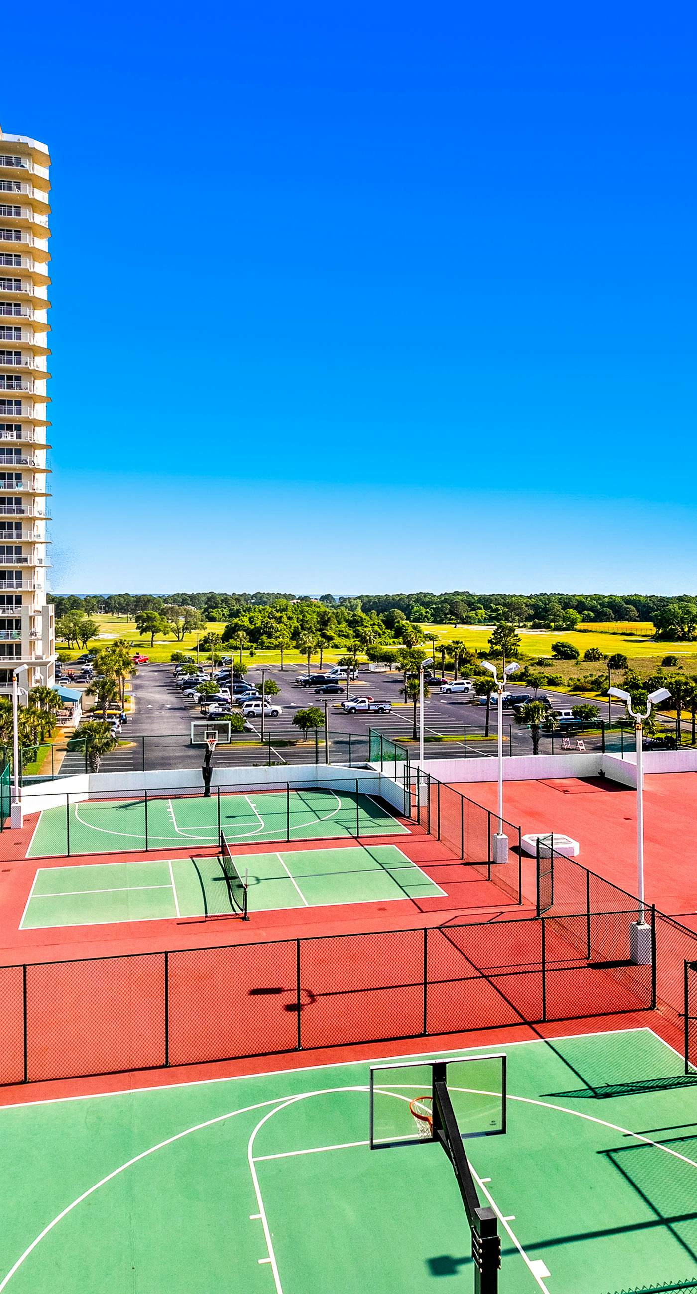 Coastal efficiency w/ shared pool, hot tub, tennis & easy beach access