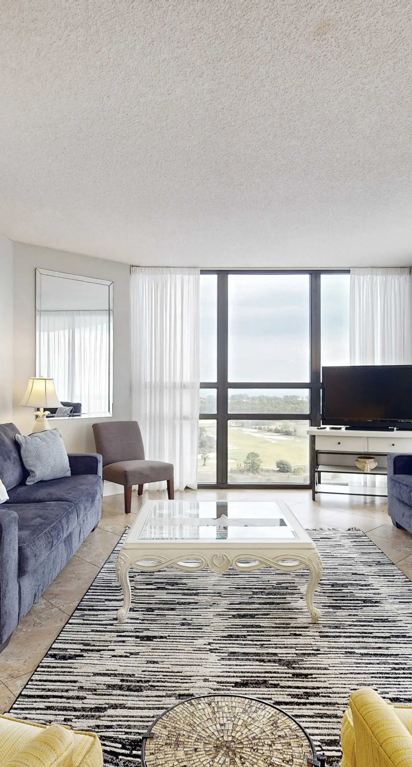 Cozy coastal condo w/ a shared pool, hot tub, & easy beach access