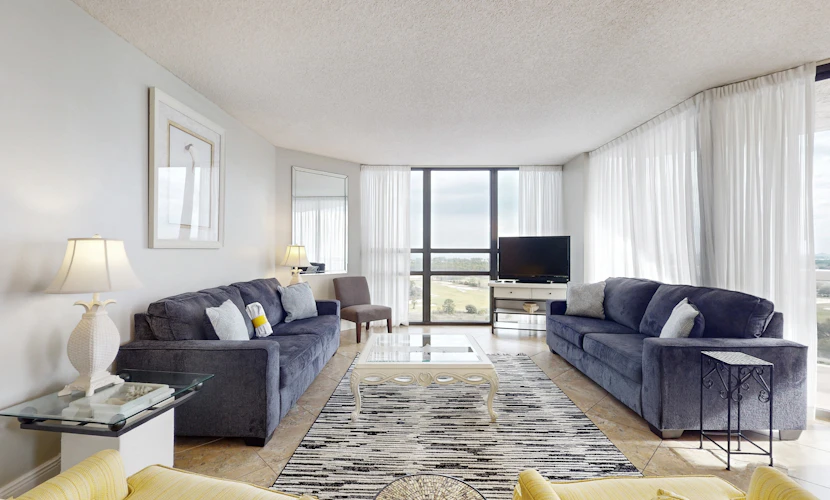 Cozy coastal condo w/ a shared pool, hot tub, & easy beach access