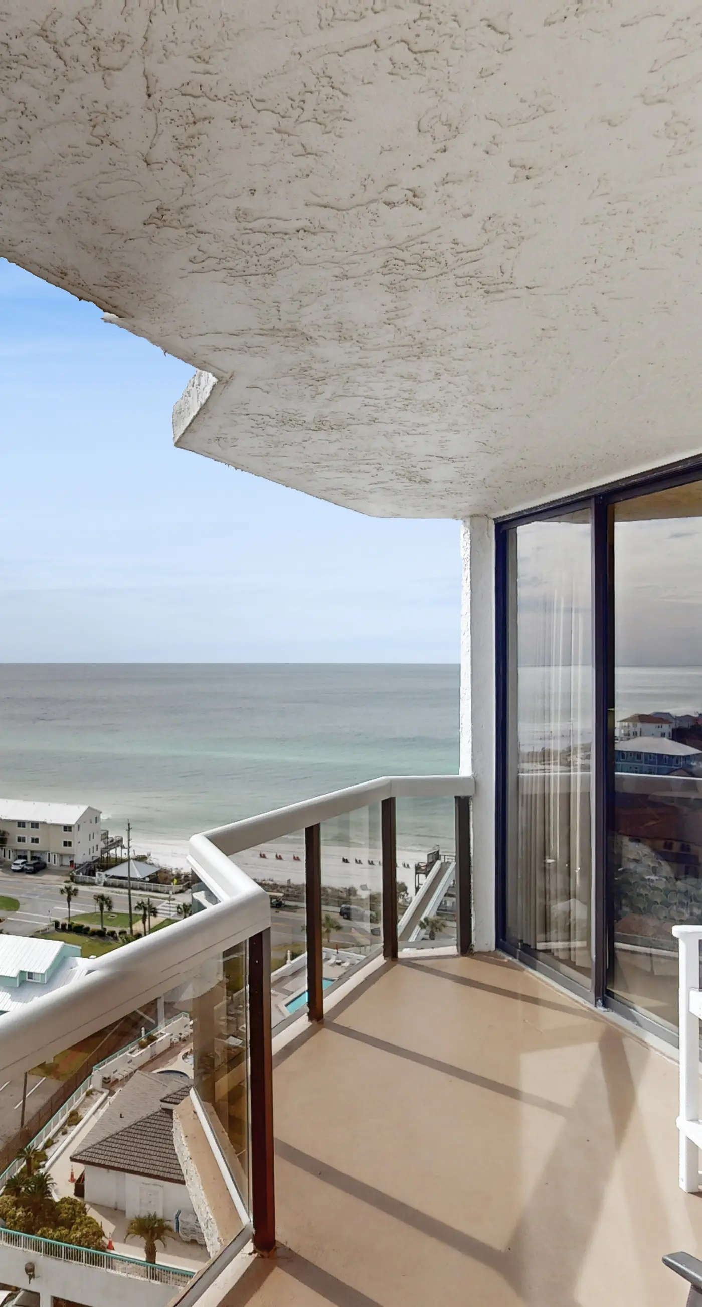 Cozy coastal condo w/ a shared pool, hot tub, & easy beach access