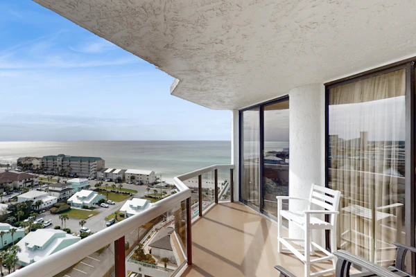 Cozy coastal condo w/ a shared pool, hot tub, & easy beach access