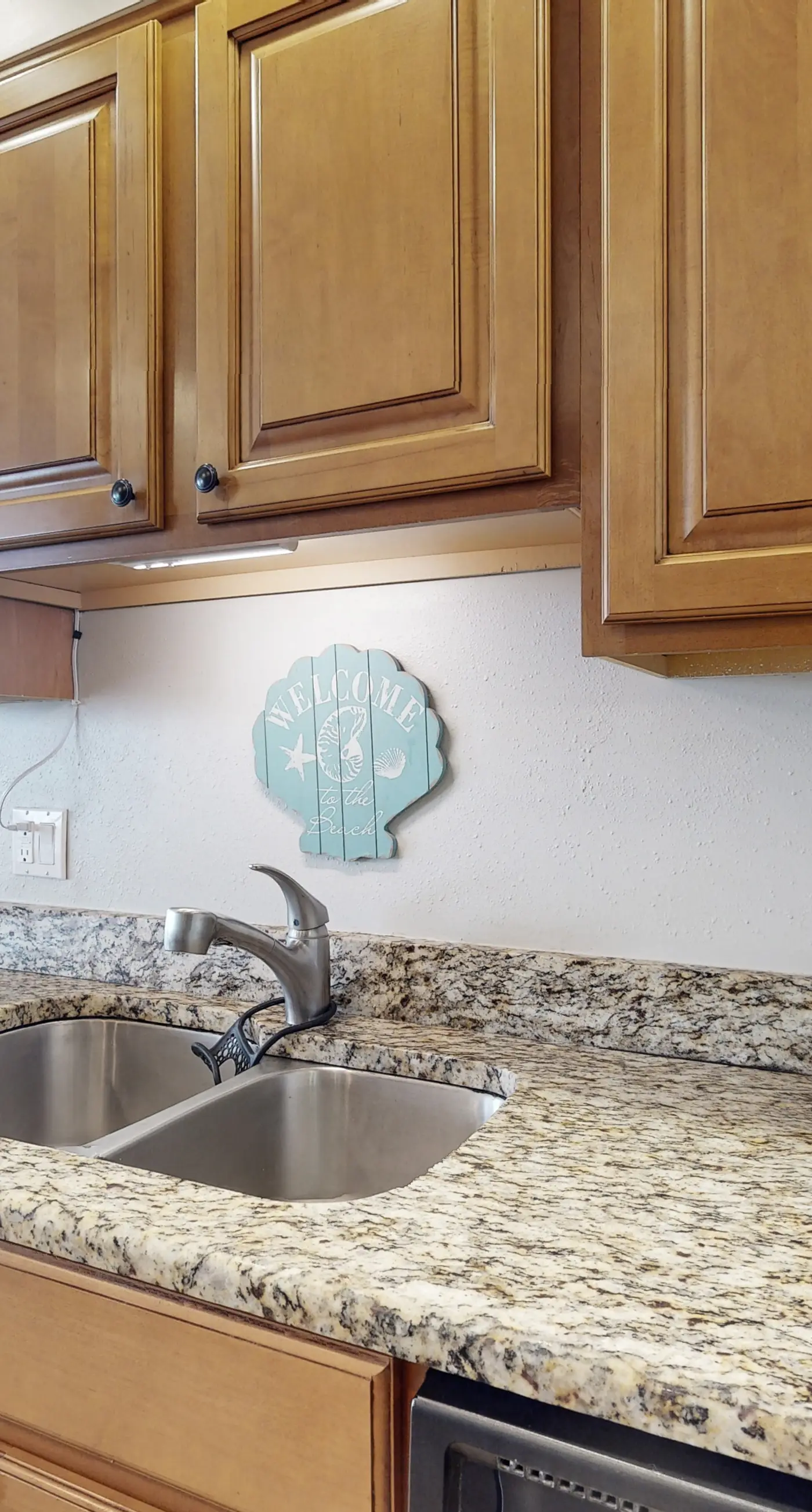 Cozy coastal condo w/ a shared pool, hot tub, & easy beach access