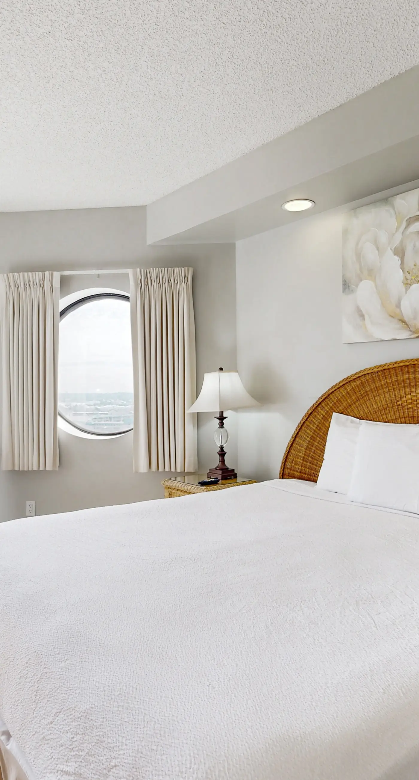 Cozy coastal condo w/ a shared pool, hot tub, & easy beach access