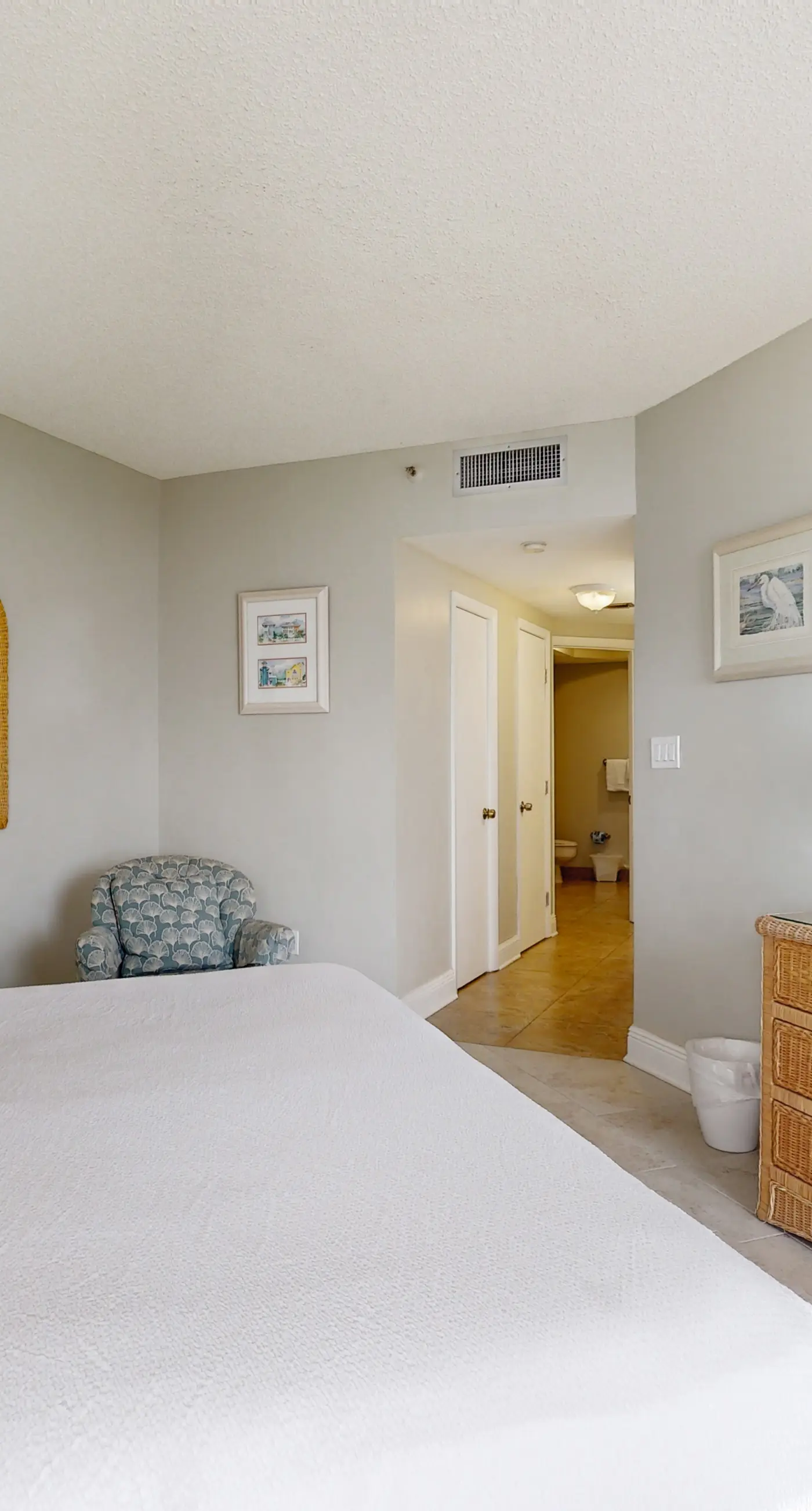 Cozy coastal condo w/ a shared pool, hot tub, & easy beach access