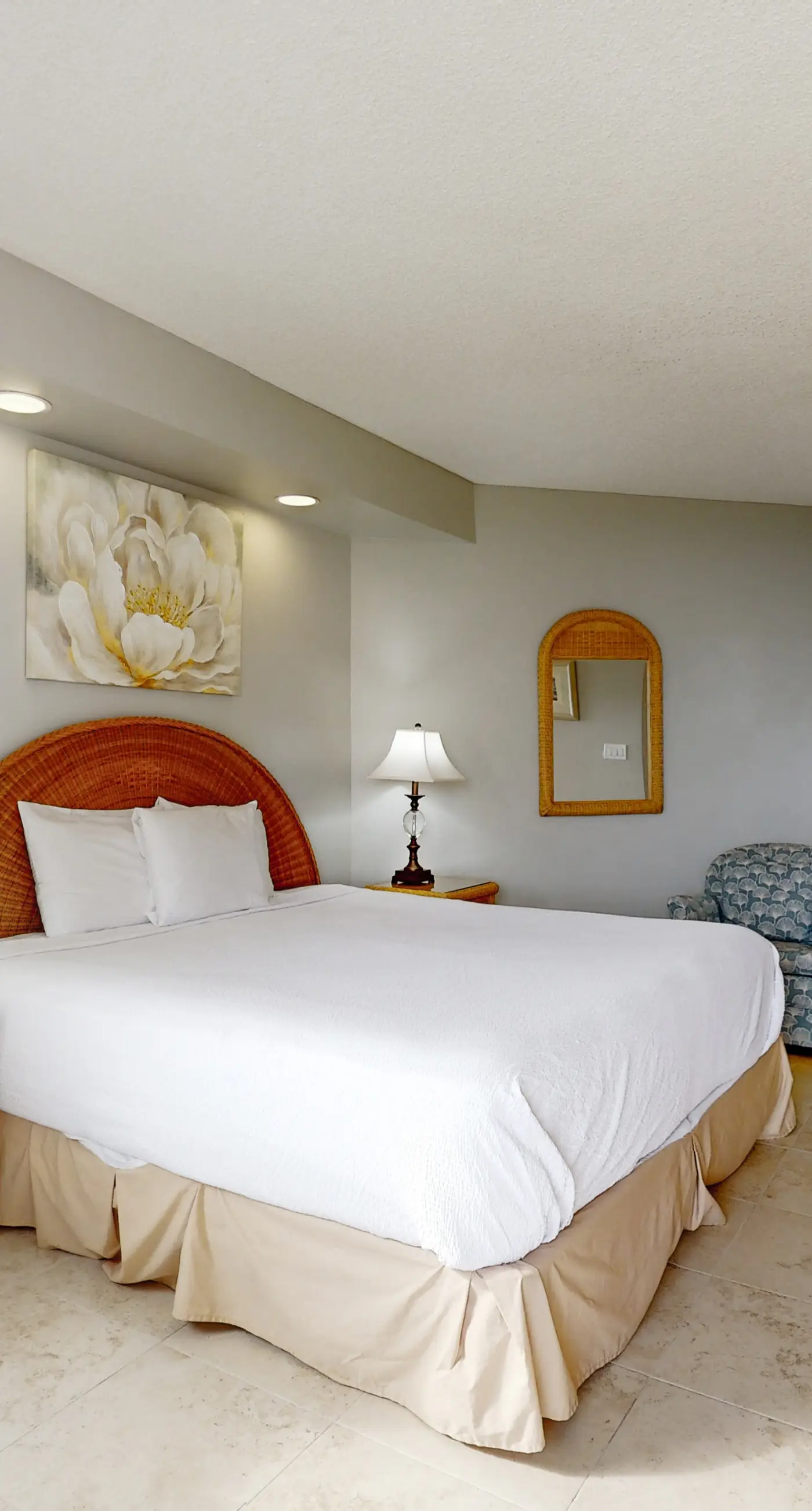 Cozy coastal condo w/ a shared pool, hot tub, & easy beach access